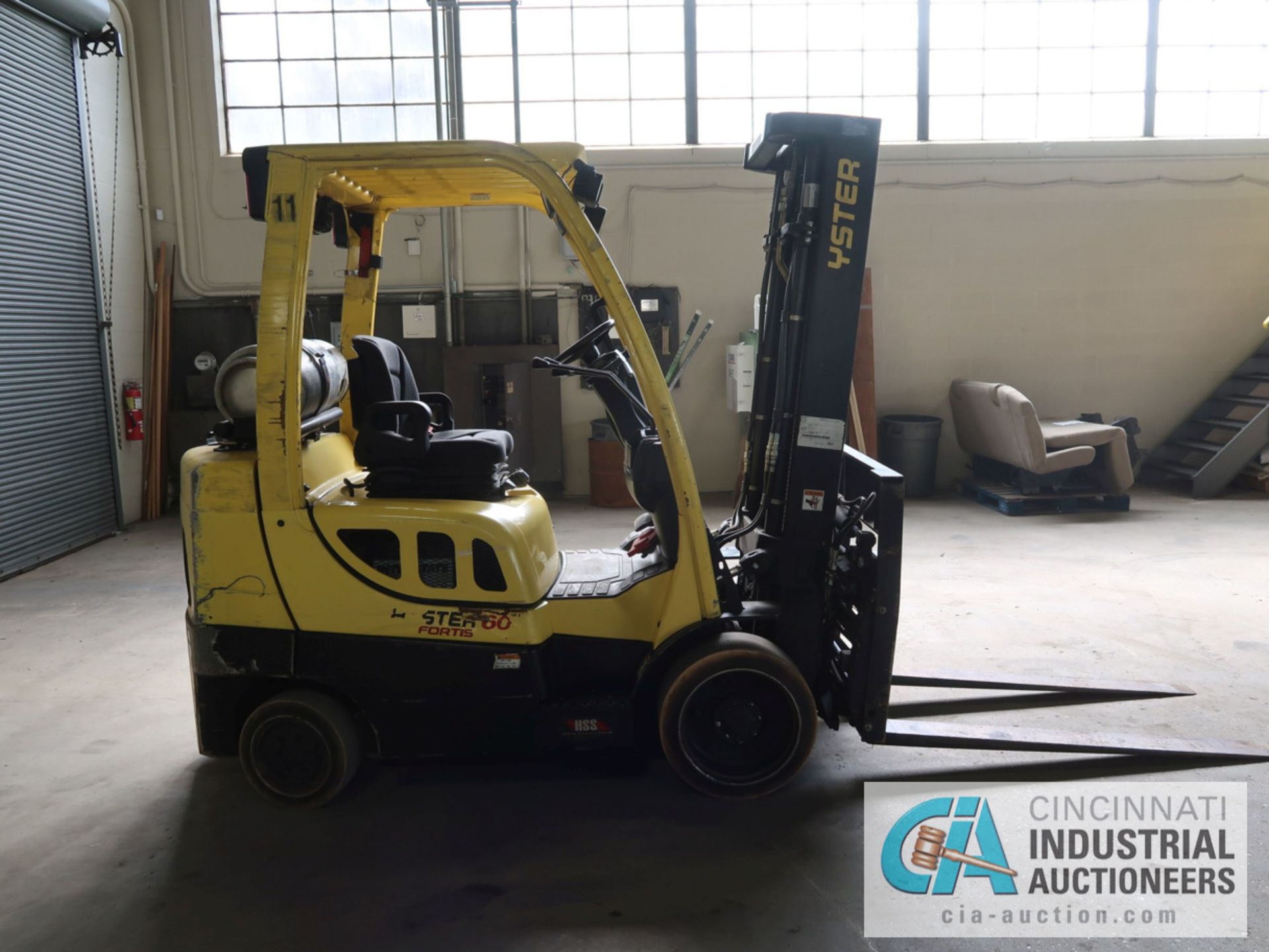 6,000 LB HYSTER MODEL S60FT LP GAS SOLID TIRE LIFT TRUCK WITH 3-STAGE MAST, 187" LIFT HEIGHT, 84" - Image 4 of 11