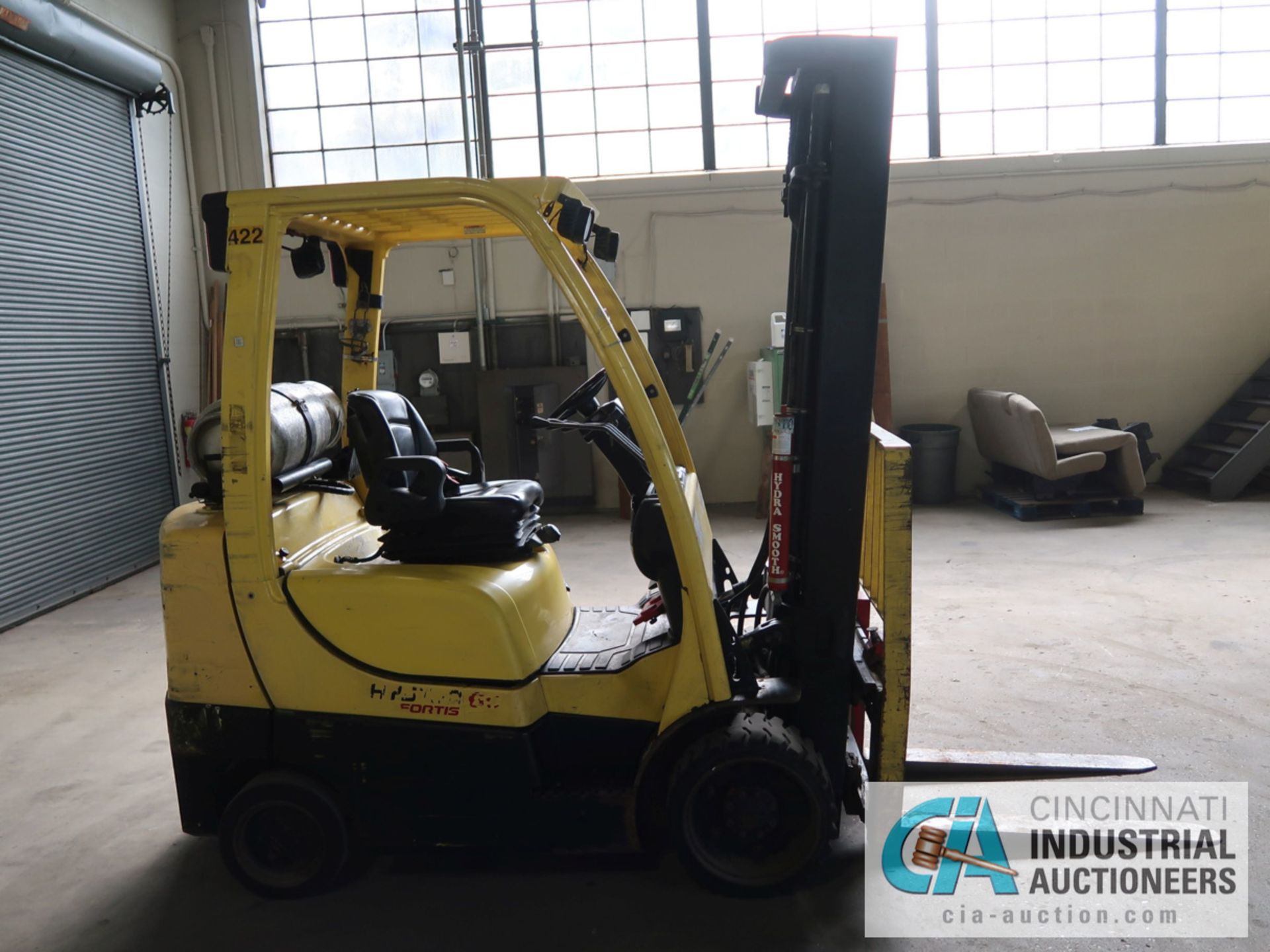 6,000 LB HYSTER MODEL S60FT LP GAS SOLID TIRE LIFT TRUCK WITH 3-STAGE MAST, 211" LIFT HEIGHT, 80" - Image 4 of 11