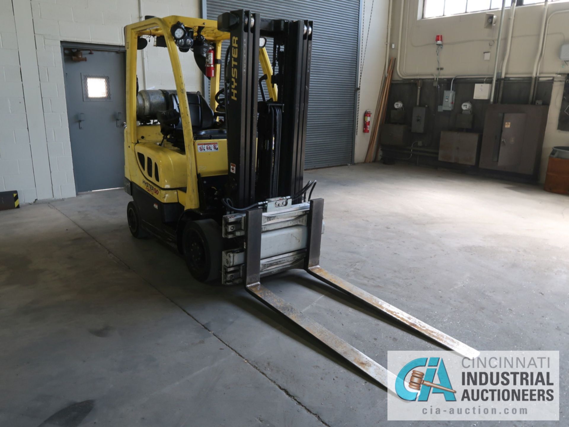 4,000 LB HYSTER MODEL S50FT LP GAS SOLID TIRE LIFT TRUCK WITH CASCADE 45 S-FPS-160 FORK - Image 3 of 11