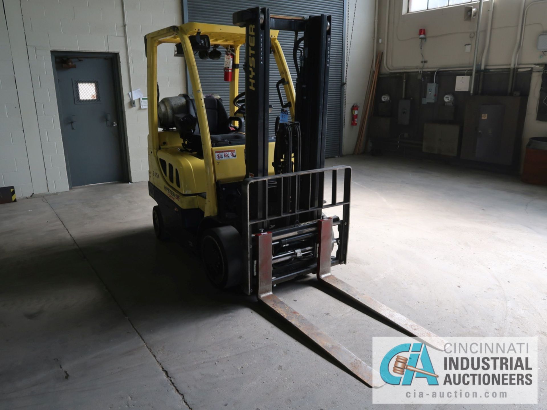 5,000 LB HYSTER MODEL S50FT LP GAS SOLID TIRE LIFT TRUCK WITH 2-STAGE MAST, 130" LIFT HEIGHT, 80" - Image 3 of 11