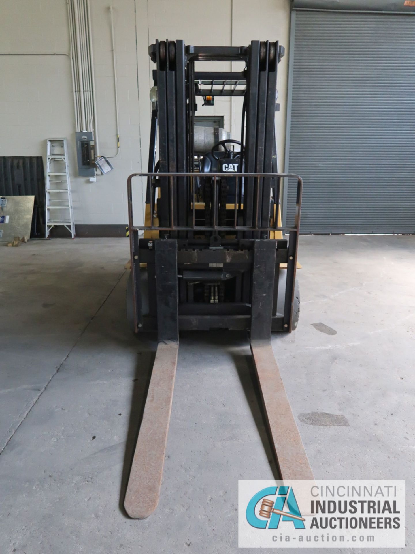 11,000 LB CATERPILLAR MODEL GC55K LP GAS SOLID TIRE FORKLIFT, S/N AT88A00314, 3-STAGE MAST, 82" MAST - Image 2 of 11