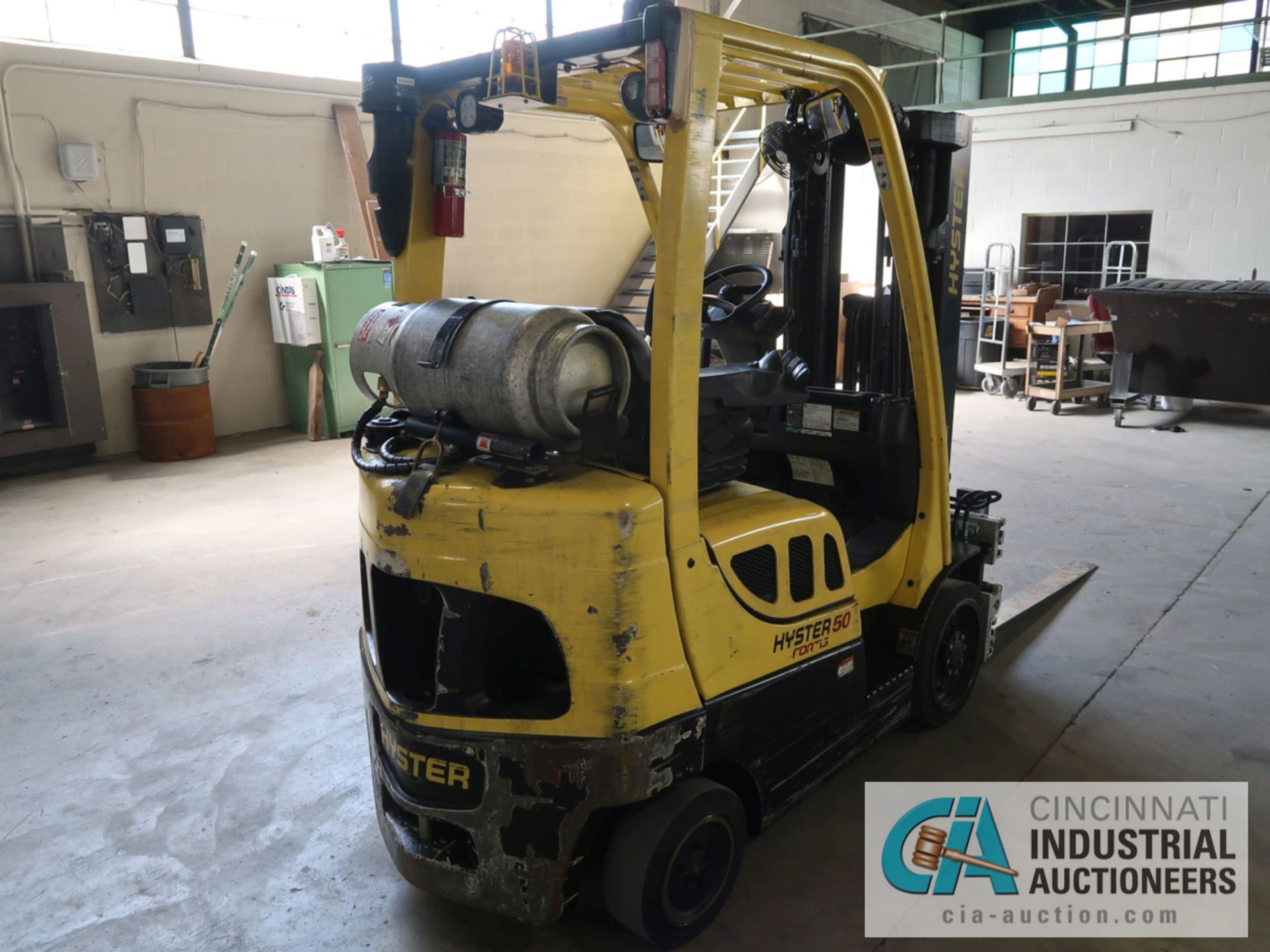 4,000 LB HYSTER MODEL S50FT LP GAS SOLID TIRE LIFT TRUCK WITH CASCADE 45 S-FPS-160 FORK - Image 5 of 11