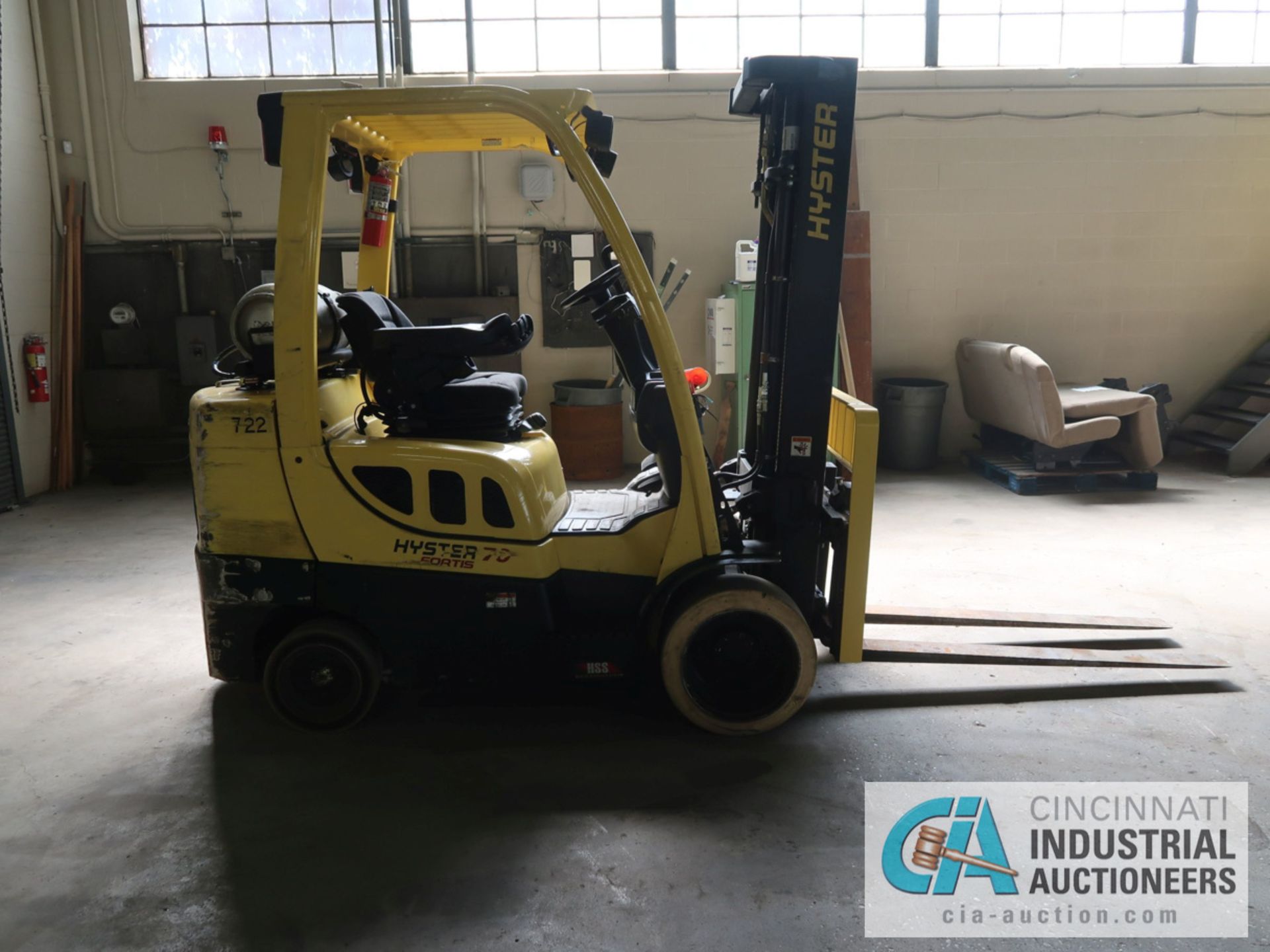 7,000 LB HYSTER MODEL S70FT LP GAS SOLID TIRE LIFT TRUCK WITH 3-STAGE MAST, 188" LIFT HEIGHT, 84" - Image 4 of 11