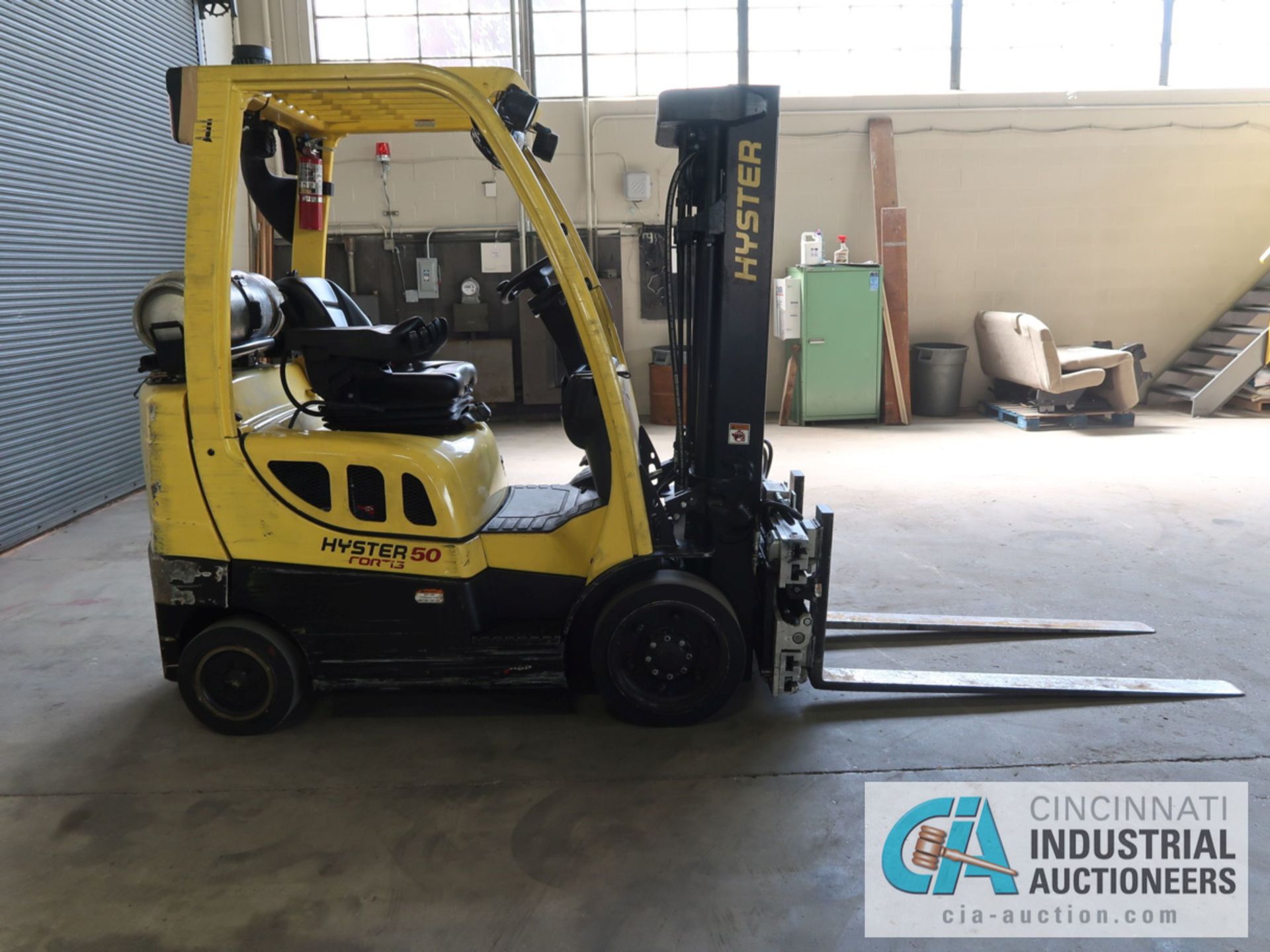 4,000 LB HYSTER MODEL S50FT LP GAS SOLID TIRE LIFT TRUCK WITH CASCADE 45 S-FPS-160 FORK - Image 4 of 11