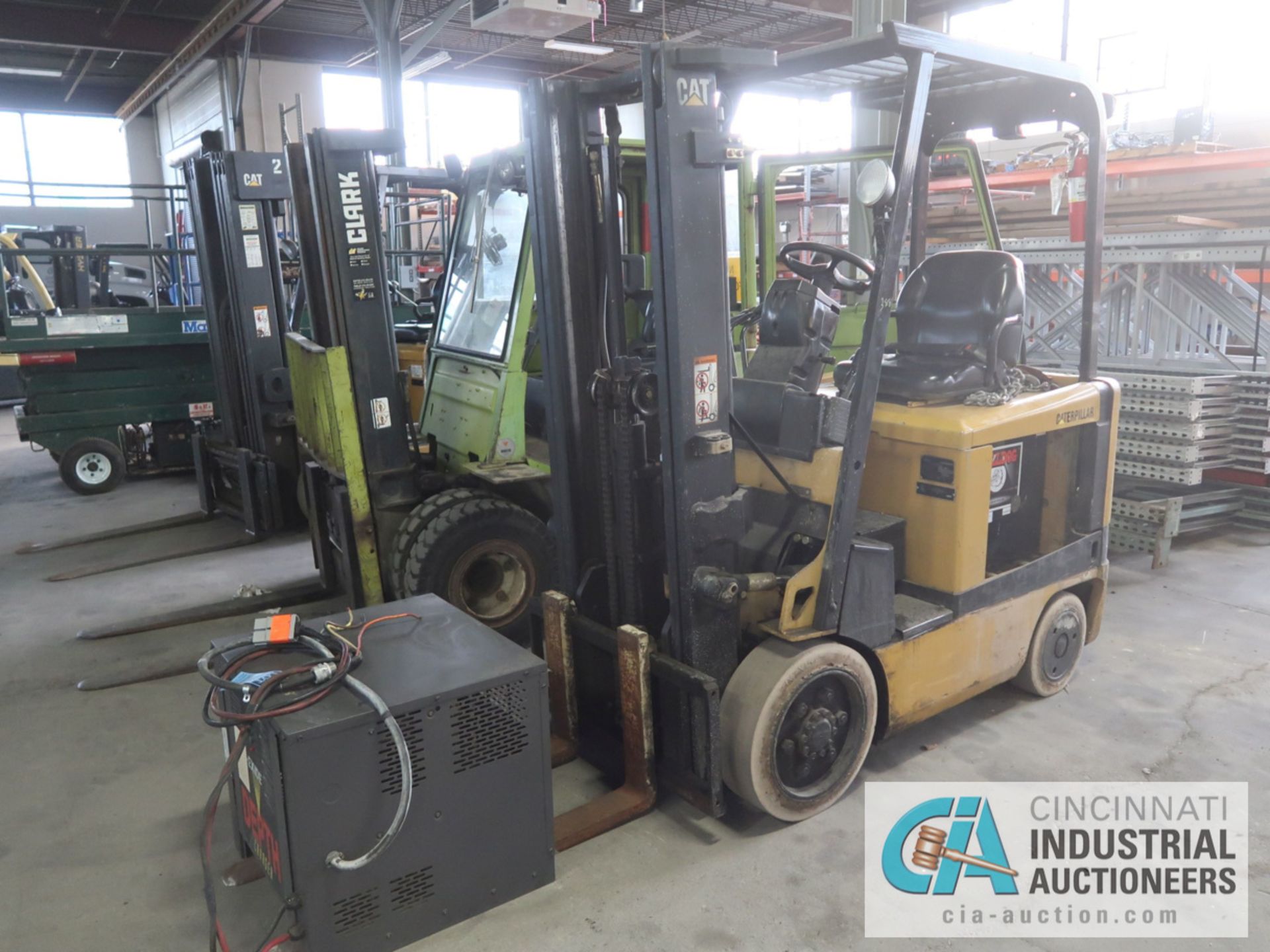 4,000 LB CATEPILLAR MODEL EC20K SOLID TIRE ELECTRIC LIFT TRUCK, S/N A3EC241069, 36 VOLT, 2-STAGE - Image 2 of 7