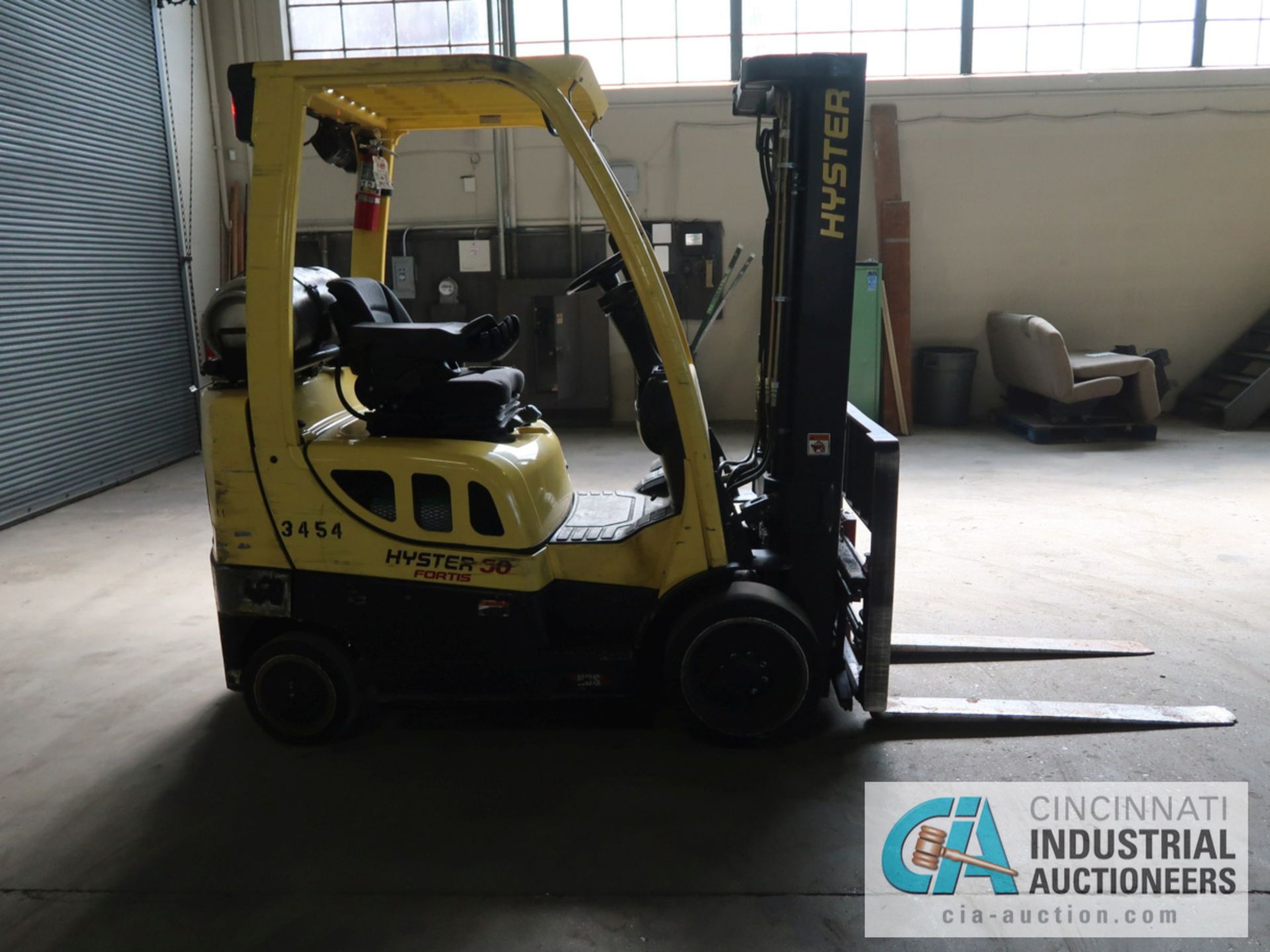 5,000 LB HYSTER MODEL S50FT LP GAS SOLID TIRE LIFT TRUCK WITH 2-STAGE MAST, 130" LIFT HEIGHT, 80" - Image 4 of 11