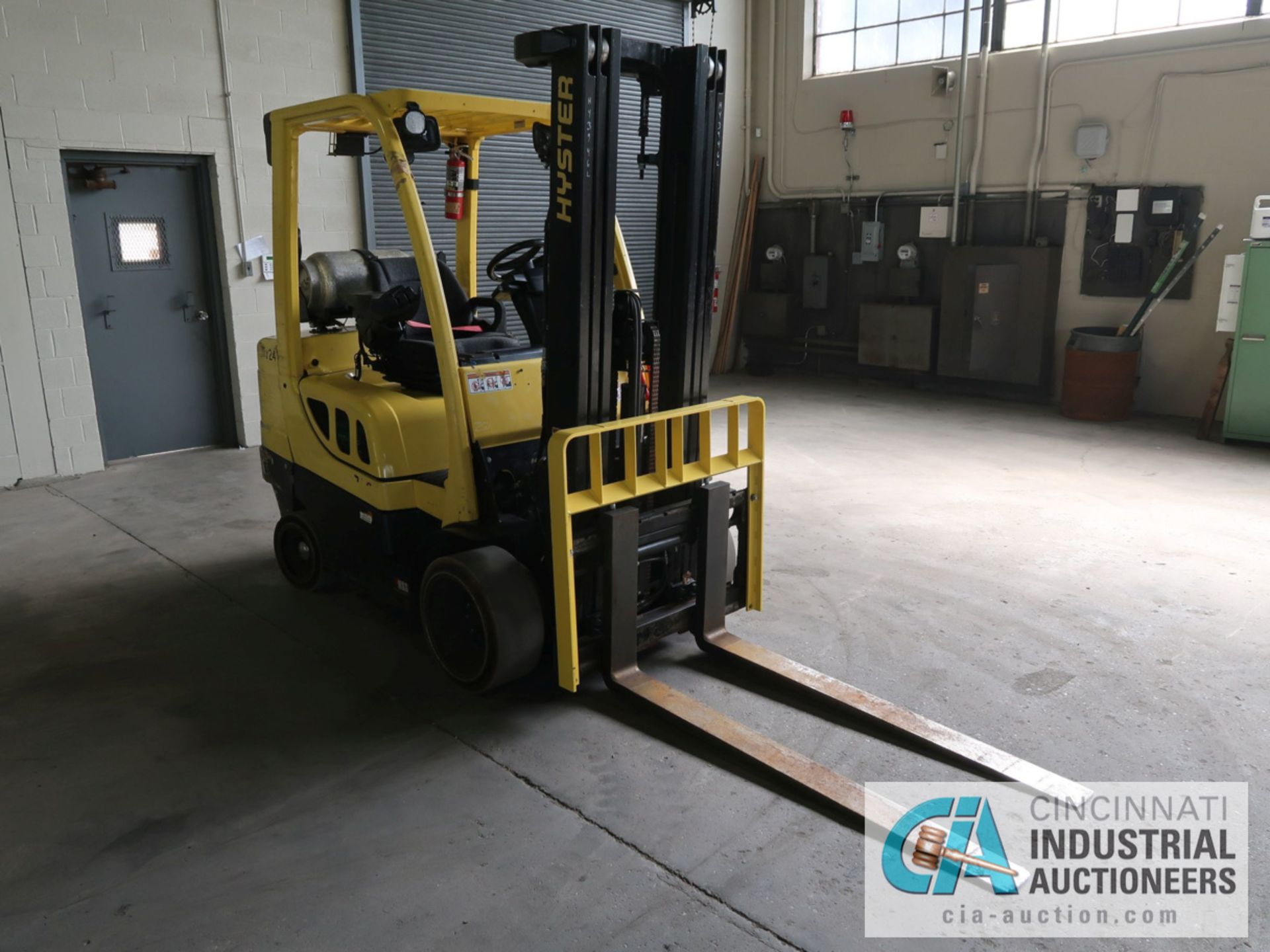 7,000 LB HYSTER MODEL S70FT LP GAS SOLID TIRE LIFT TRUCK WITH 3-STAGE MAST, 188" LIFT HEIGHT, 84" - Image 3 of 11