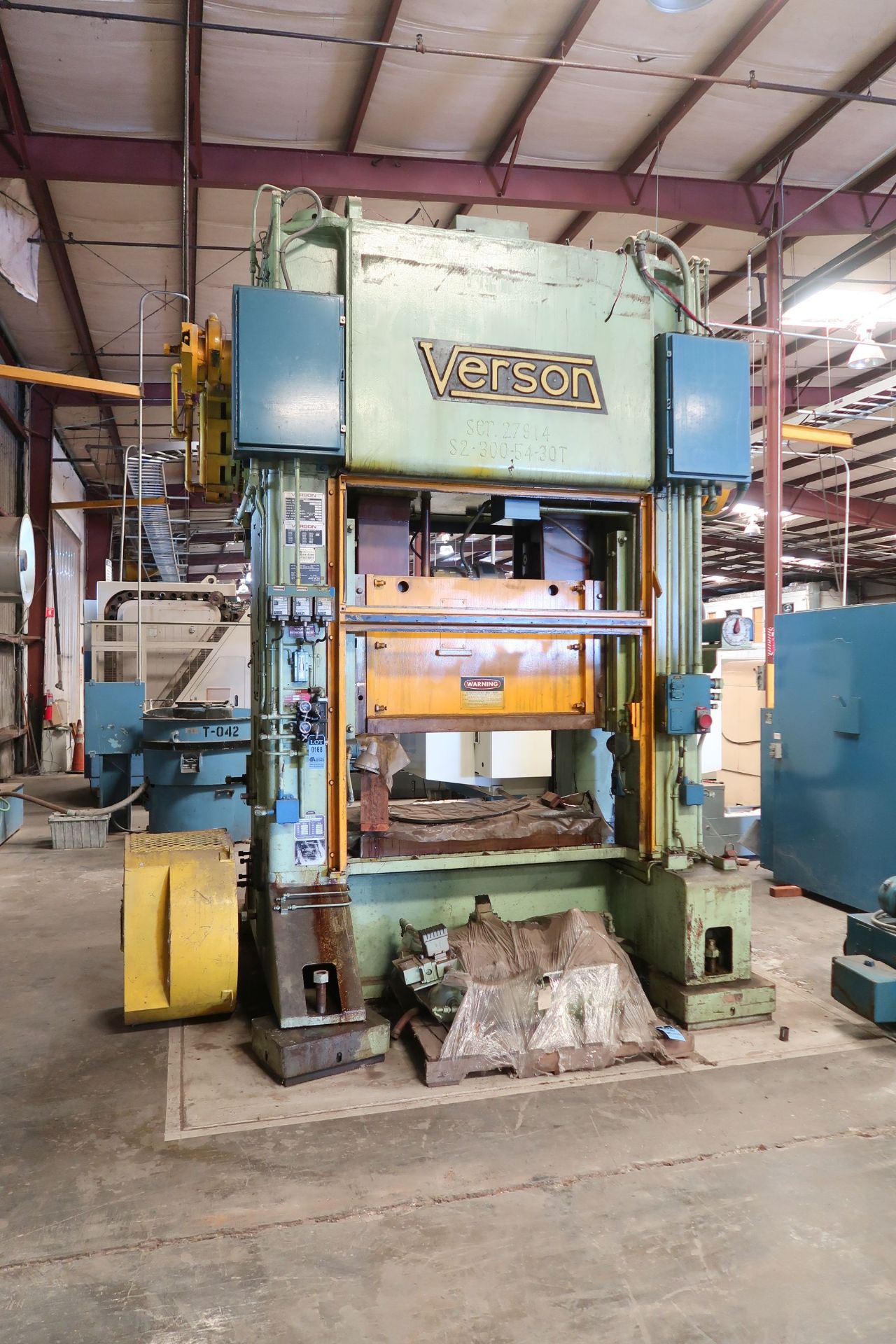 300 TON VERSON S2-300-54-30T SSDC PRESS; S/N 27914, 4" STROKE, 15-45 SPM, 30" SHUT HEIGHT, 5" ADJ,