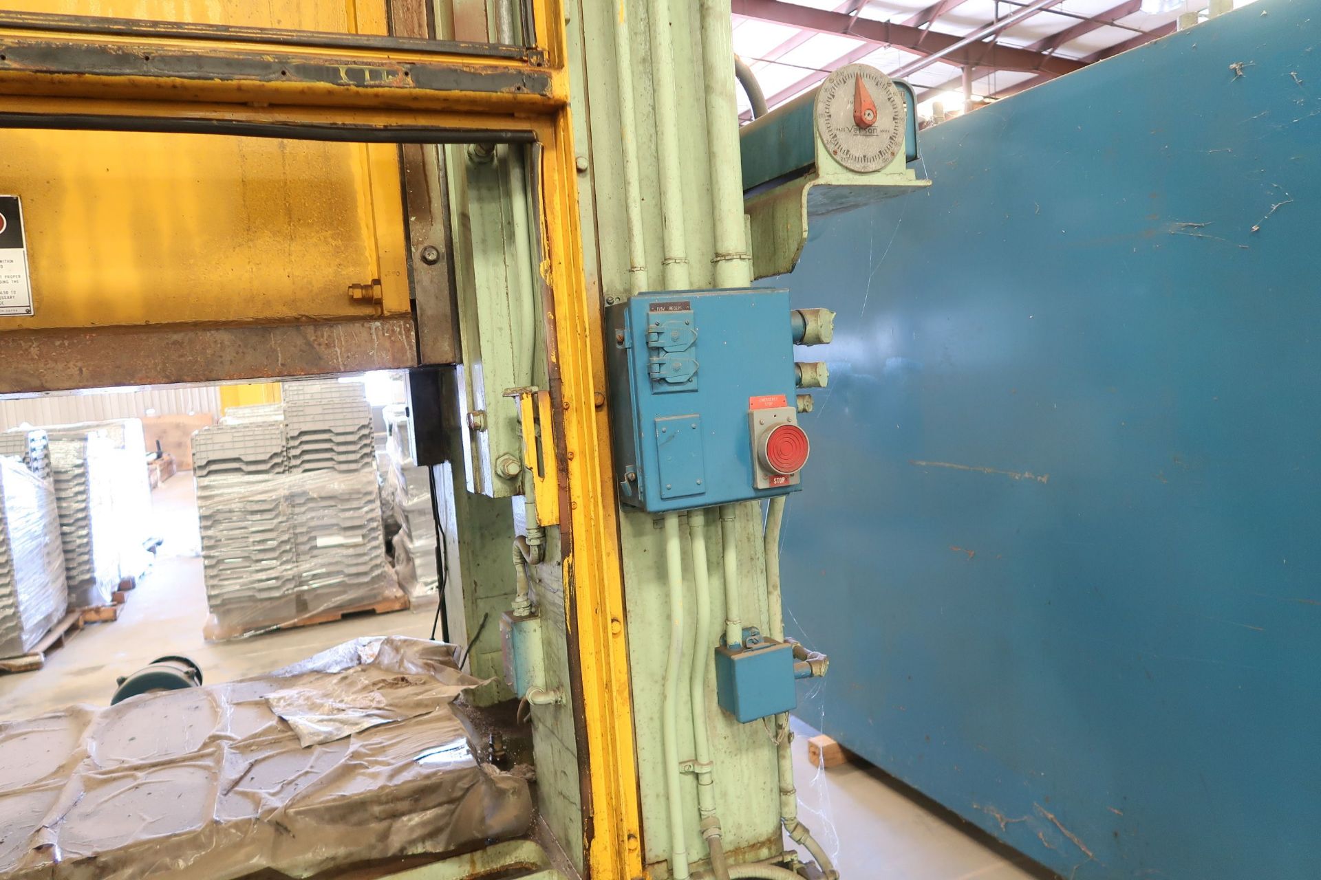 300 TON VERSON S2-300-54-30T SSDC PRESS; S/N 27913, 4" STROKE, 15-45 SPM, 30" SHUT HEIGHT, 5" ADJ, - Bild 6 aus 12