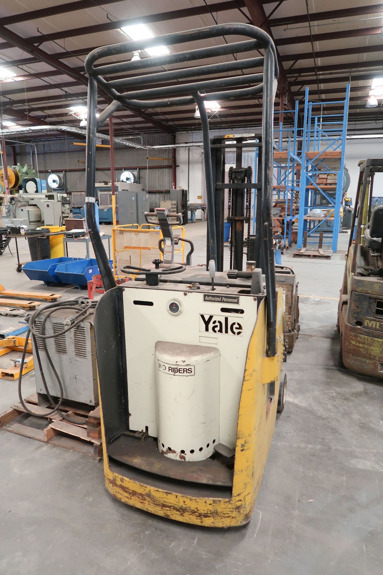YALE ESC030 STAND-UP ELECTRIC LIFT TRUCK, OUT OF SERVICE - Image 2 of 4