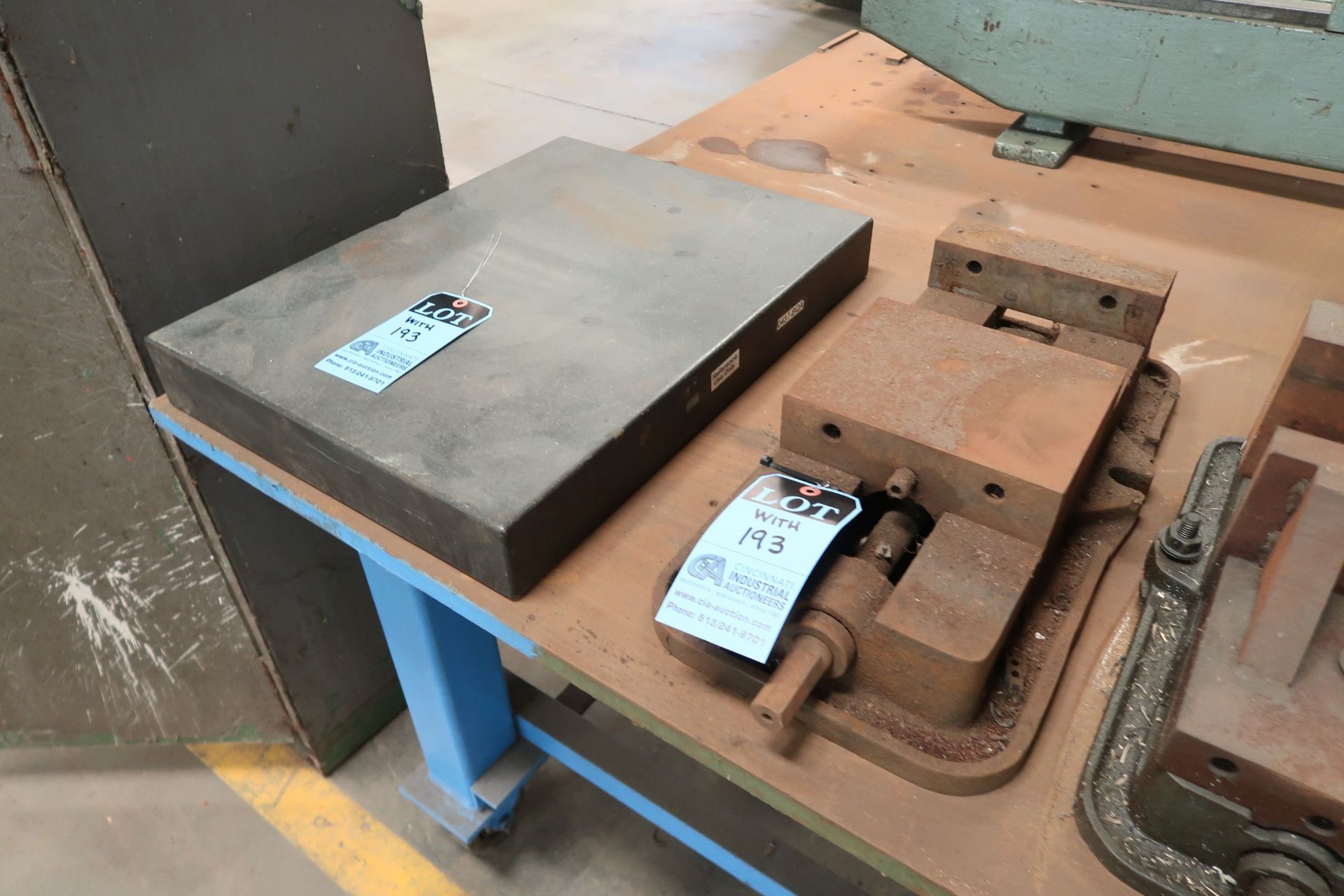 (LOT) MACHINE ACCESSORIES ON TABLE; 20" X 24" BENCH CENTER, (4) VISES, GRANITE PLATE - Image 4 of 4
