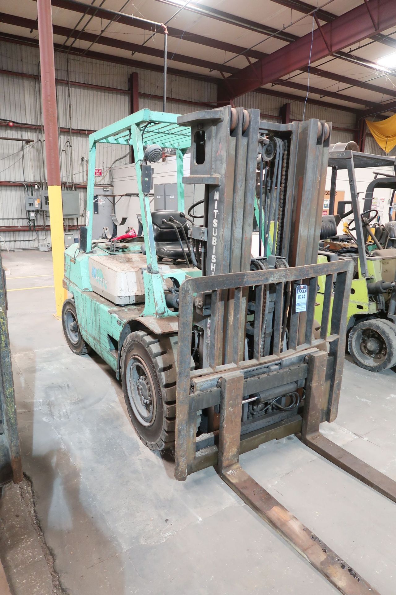 8,000 LB. MITSUBISHI MODEL FG45 LP GAS LIFT TRUCK; S/N AF29-01279, 171" LIFT, HYDRAULIC LEAK