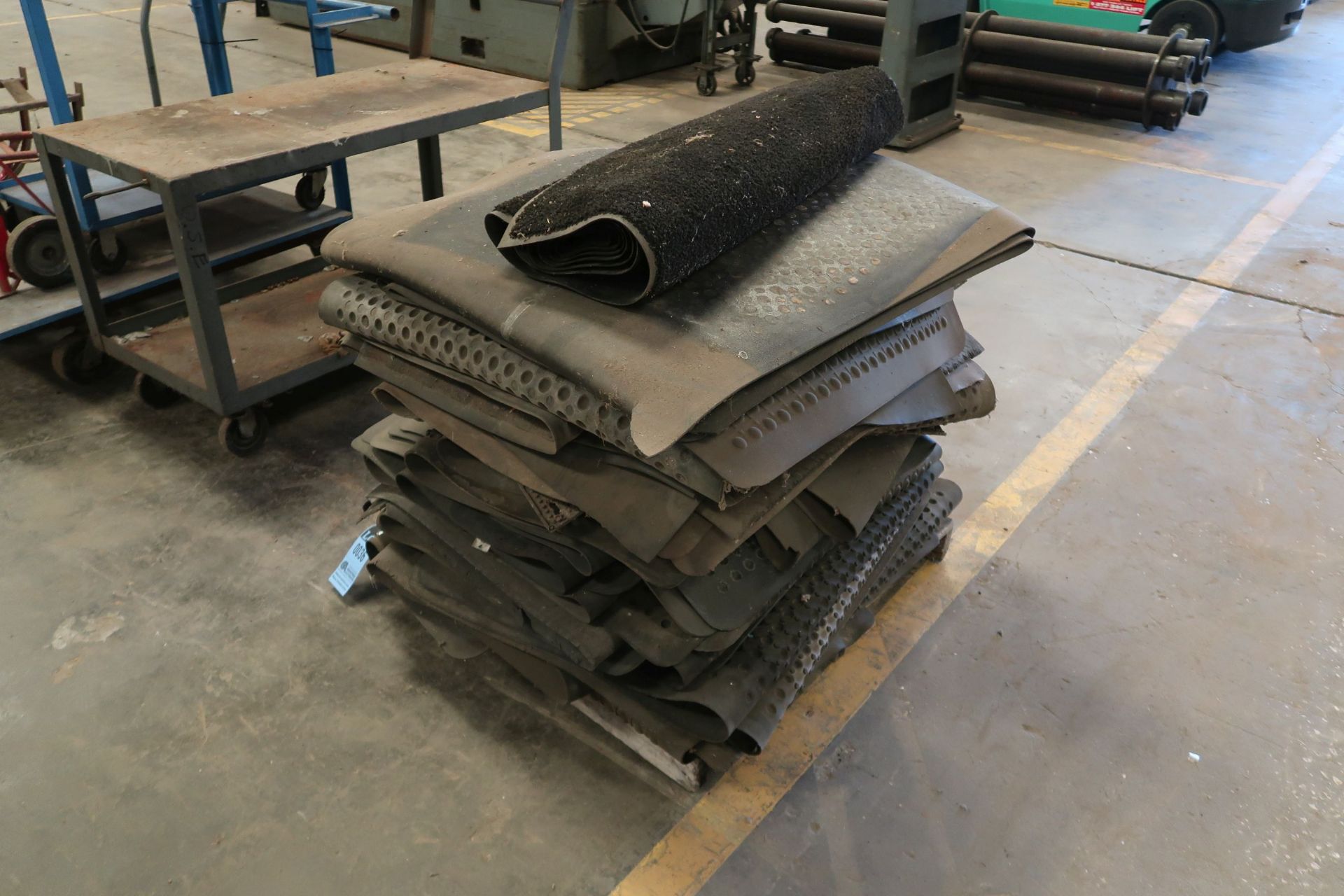 (LOT) SKID RUBBER MATS