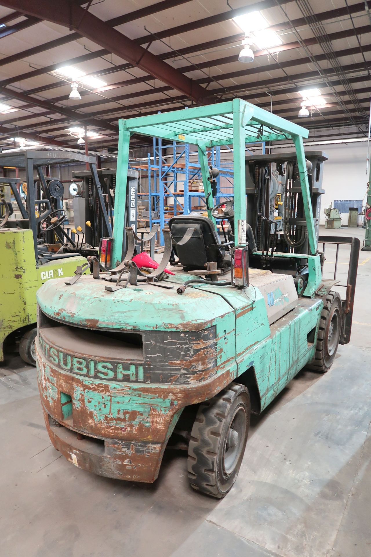 8,000 LB. MITSUBISHI MODEL FG45 LP GAS LIFT TRUCK; S/N AF29-01279, 171" LIFT, HYDRAULIC LEAK - Image 2 of 8