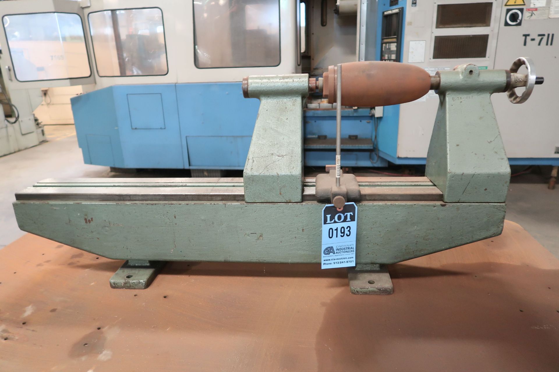 (LOT) MACHINE ACCESSORIES ON TABLE; 20" X 24" BENCH CENTER, (4) VISES, GRANITE PLATE - Image 2 of 4