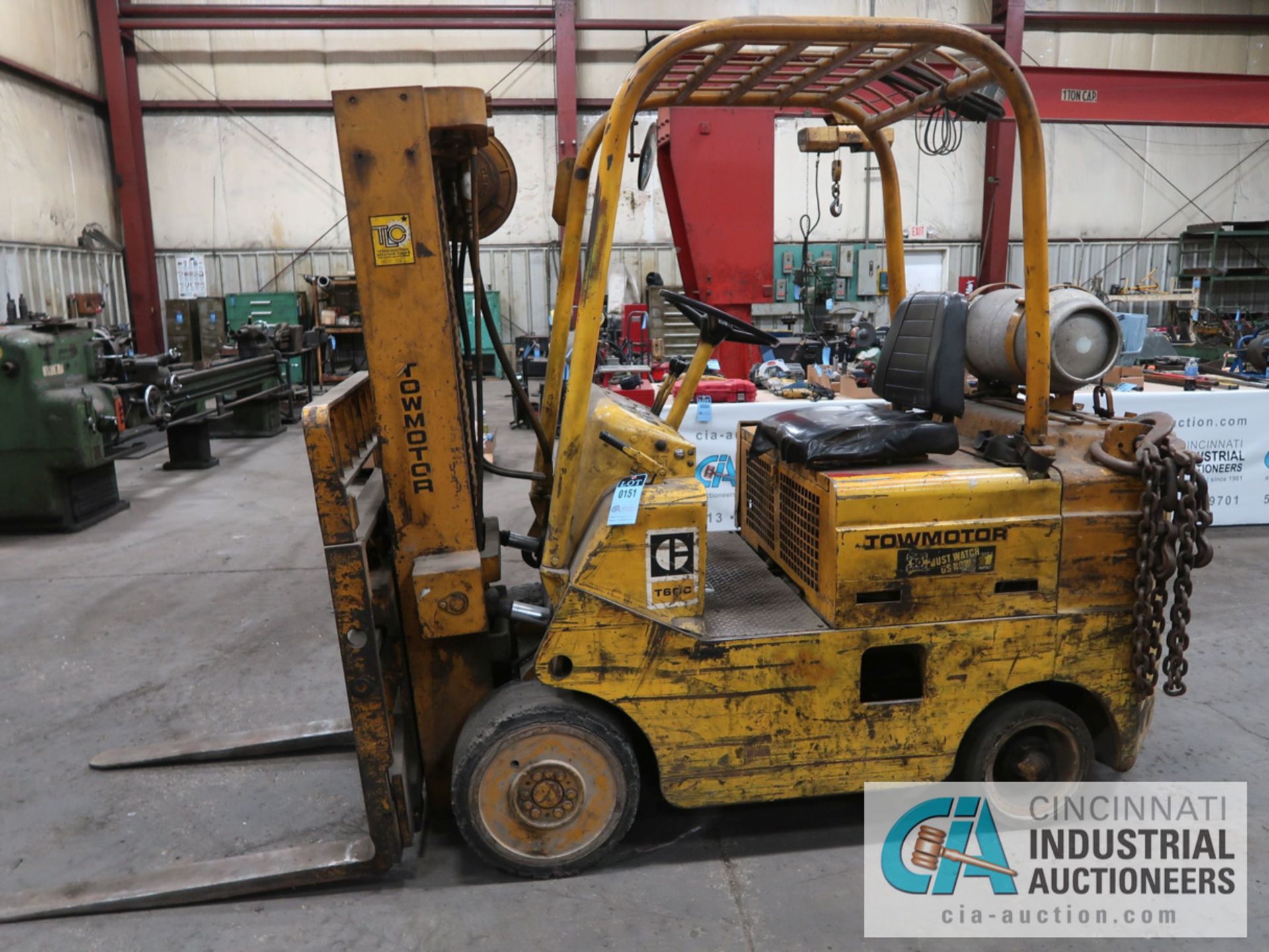 6,000 LB TOWMOTOR MODEL T60C LP GAS SOLID TIRE LIFT TRUCK; S/N 90M784, 106" LIFT - Image 8 of 11