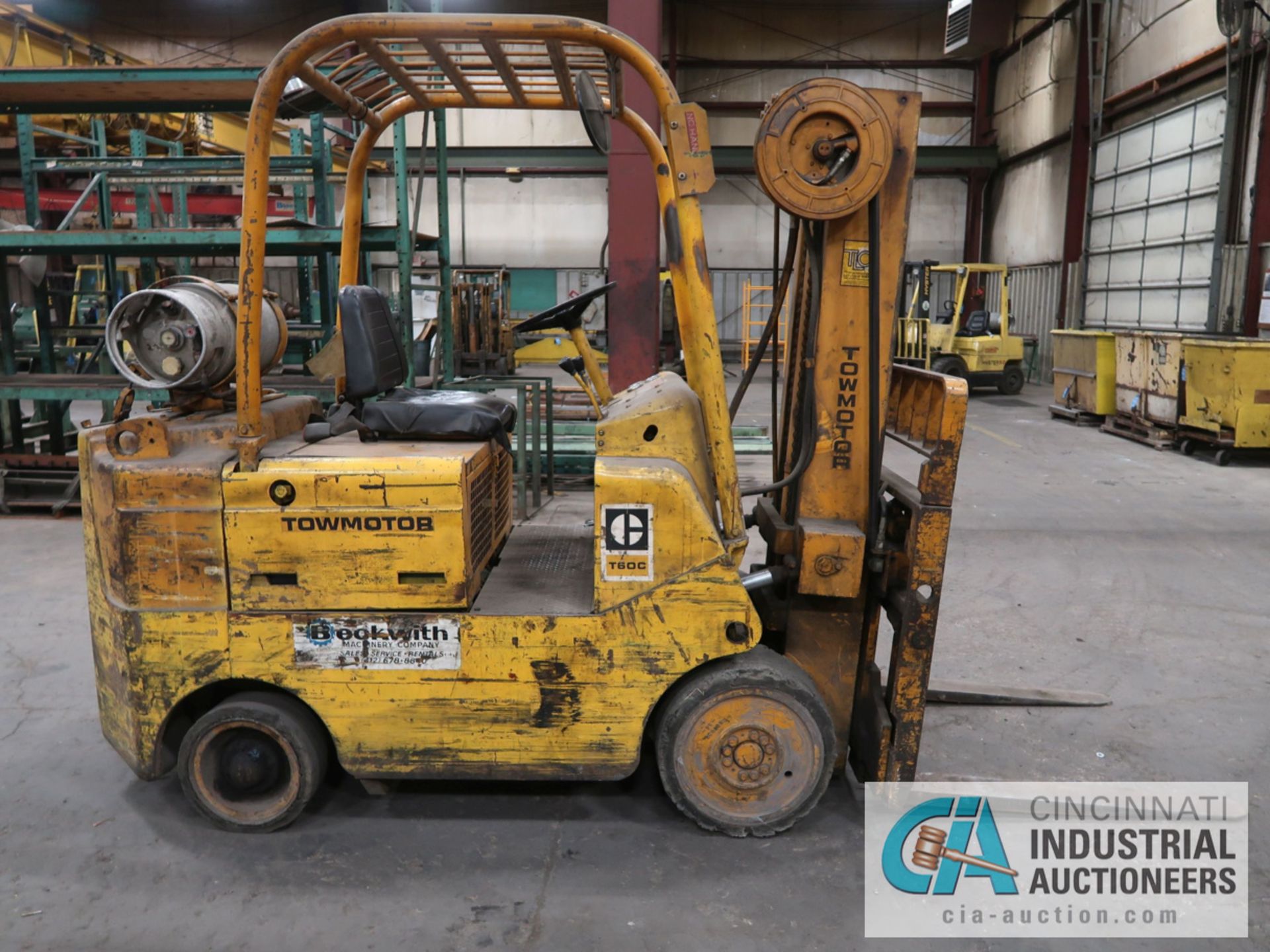 6,000 LB TOWMOTOR MODEL T60C LP GAS SOLID TIRE LIFT TRUCK; S/N 90M784, 106" LIFT - Image 4 of 11