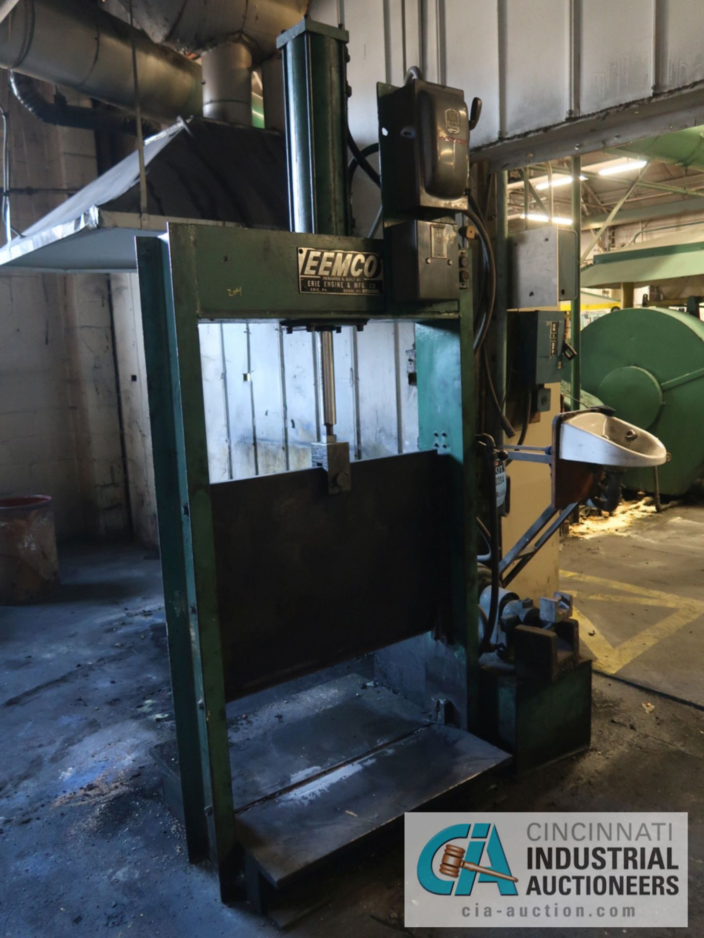 32" EEMCO HYDRAULIC GUILLOTINE; S/N 64-611