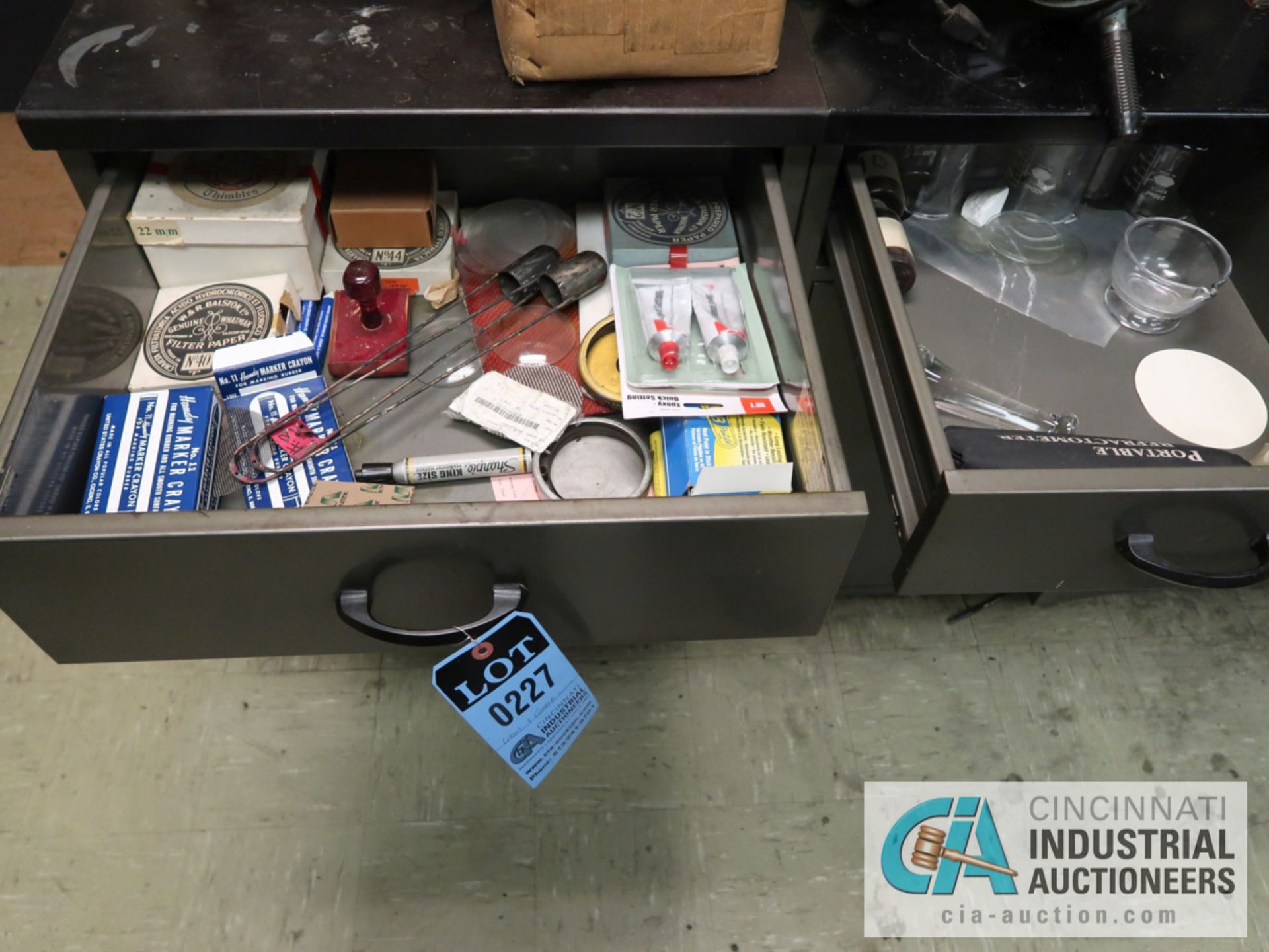 CABINET AND CONTENTS IN LAB INCLUDING MISCELLANEOUS LAB GLASS, BALANCERS, SAMPLING TOOLS, HOT PLATE - Image 4 of 8