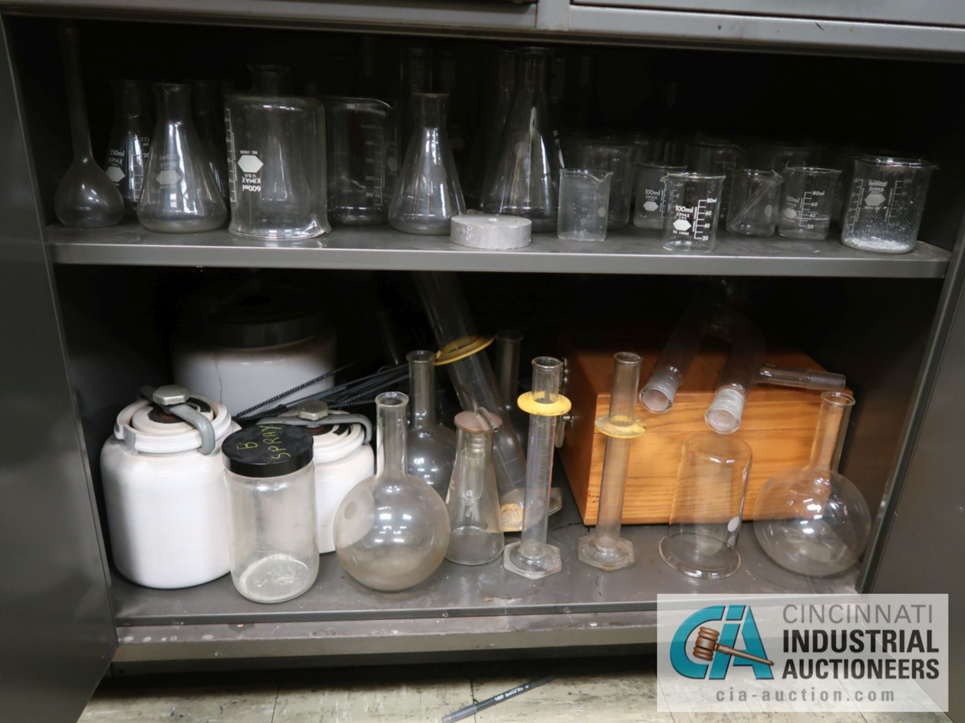 CABINET AND CONTENTS IN LAB INCLUDING MISCELLANEOUS LAB GLASS, BALANCERS, SAMPLING TOOLS, HOT PLATE - Image 6 of 8