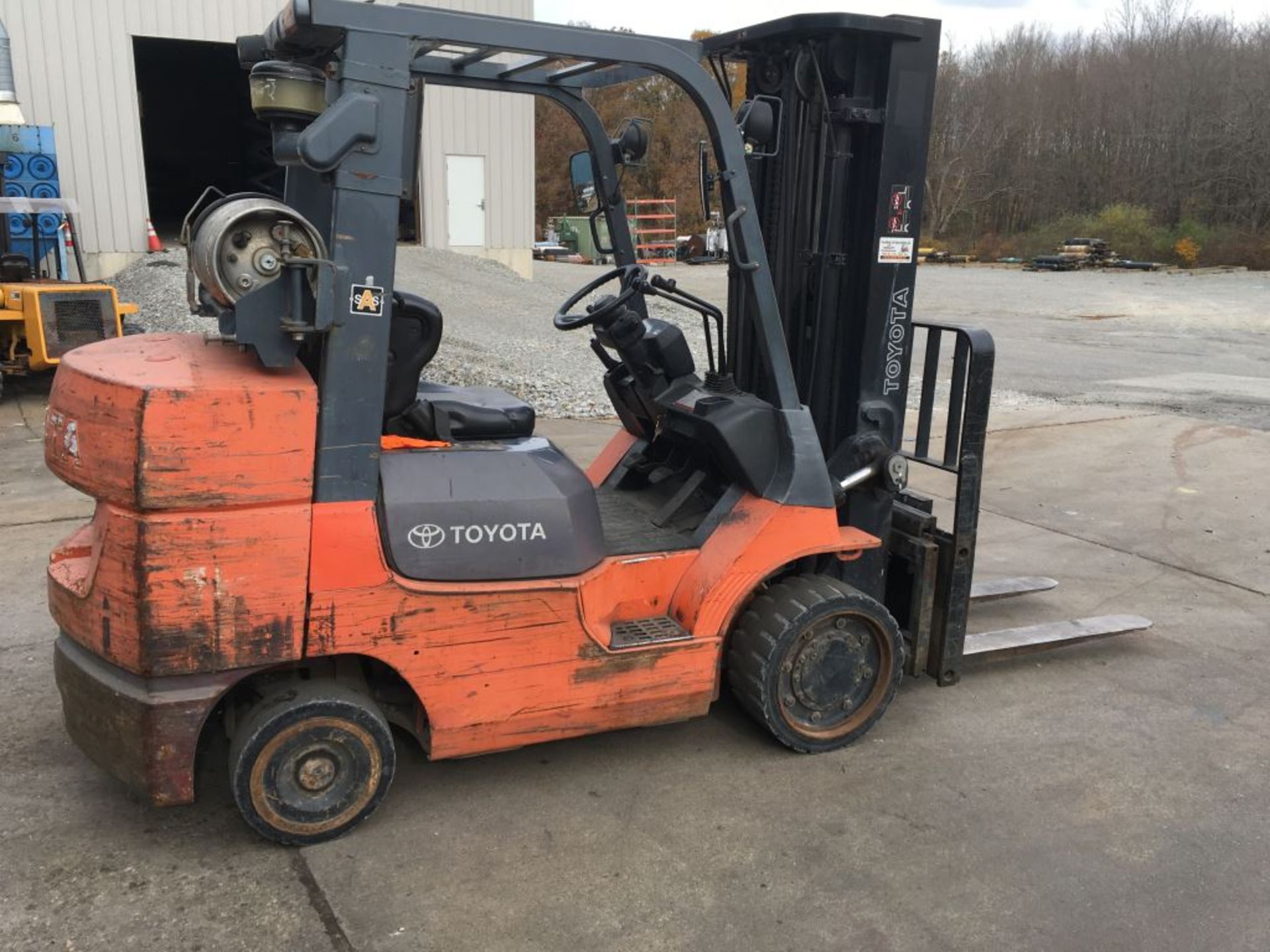 7,000 LB. TOYOTA MODEL 7FGCU35 LPG SOLID TIRE LIFT TRUCK; S/N 62545, 187” MAX. LIFT - Image 2 of 3