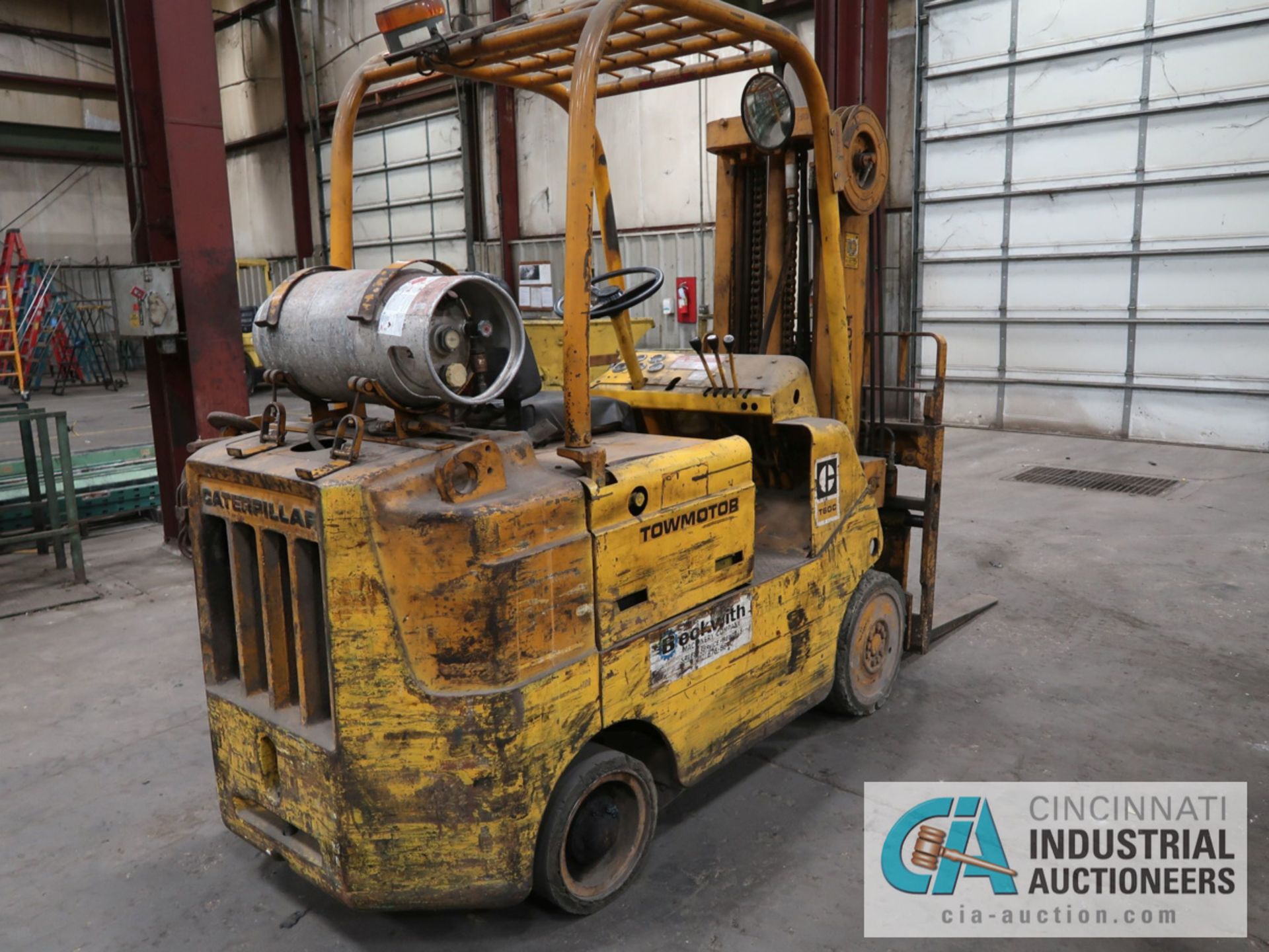 6,000 LB TOWMOTOR MODEL T60C LP GAS SOLID TIRE LIFT TRUCK; S/N 90M784, 106" LIFT - Image 5 of 11