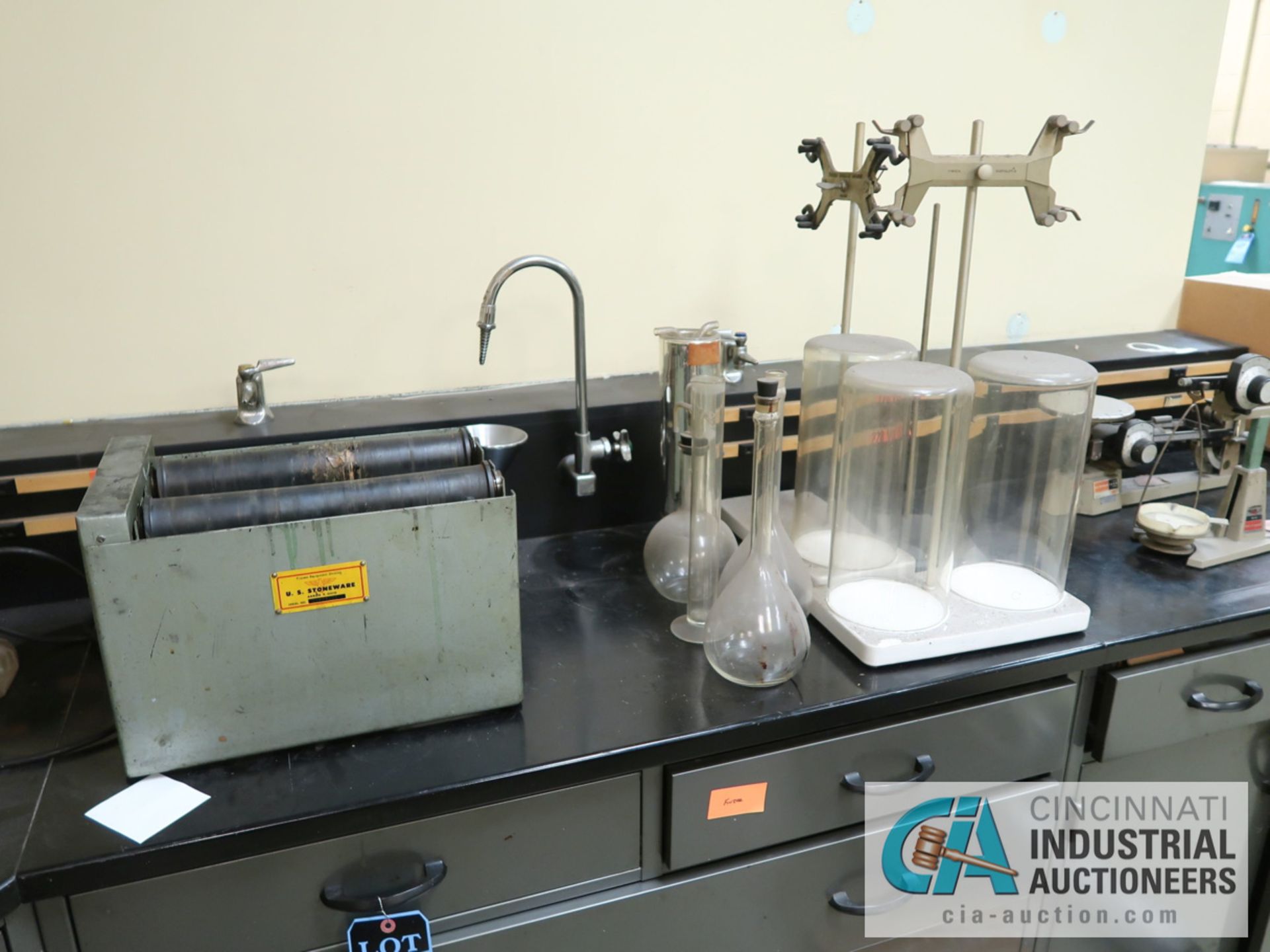 CABINET AND CONTENTS IN LAB INCLUDING MISCELLANEOUS LAB GLASS, BALANCERS, SAMPLING TOOLS, HOT PLATE - Image 3 of 8