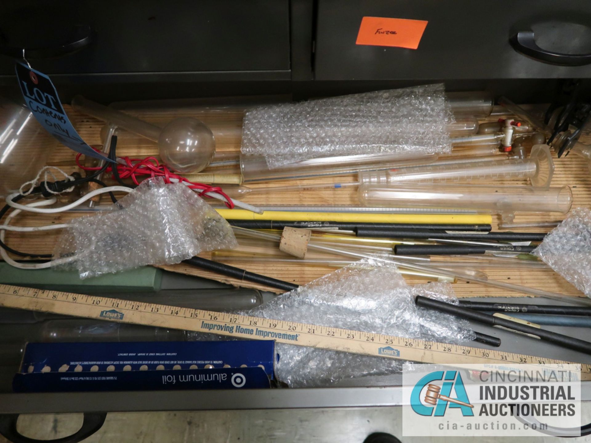 CABINET AND CONTENTS IN LAB INCLUDING MISCELLANEOUS LAB GLASS, BALANCERS, SAMPLING TOOLS, HOT PLATE - Image 7 of 8