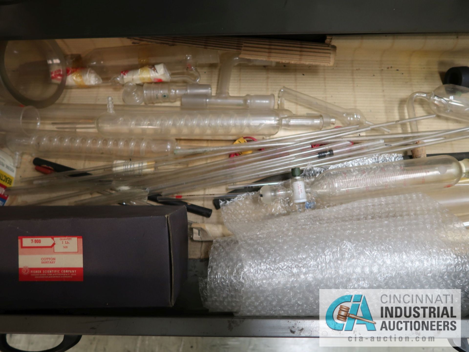 CABINET AND CONTENTS IN LAB INCLUDING MISCELLANEOUS LAB GLASS, BALANCERS, SAMPLING TOOLS, HOT PLATE - Image 8 of 8