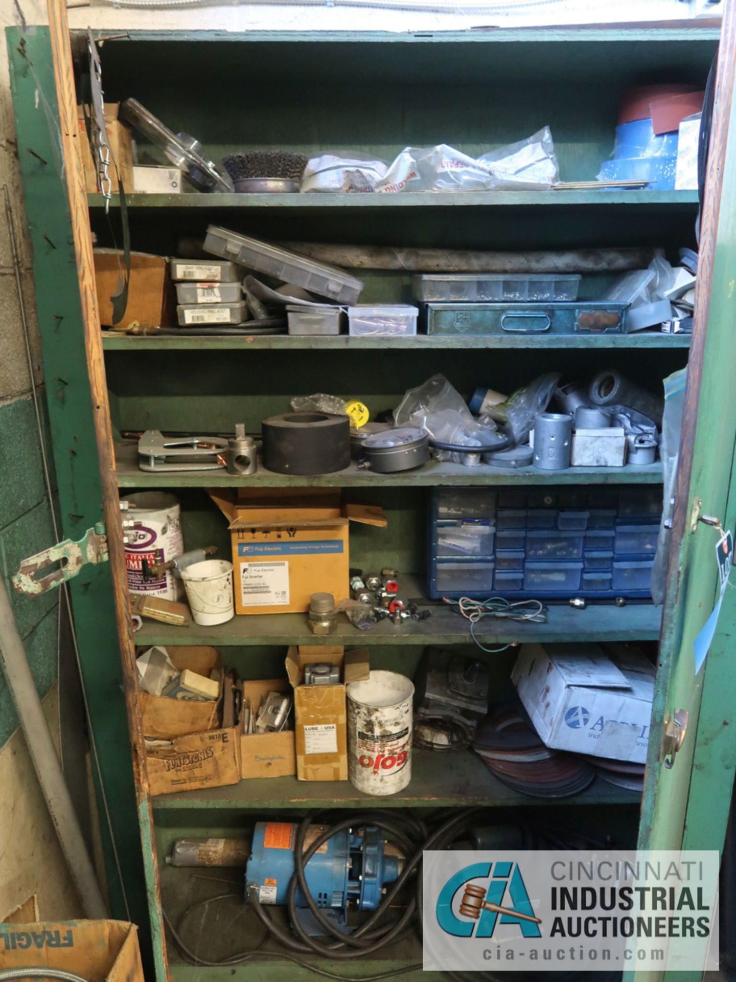 (LOT) CONTENTS OF MAINTENANCE ROOM, (10) CABINETS & SHELVES WITH BUILDING & MACHINE MAINTENANCE - Image 6 of 11