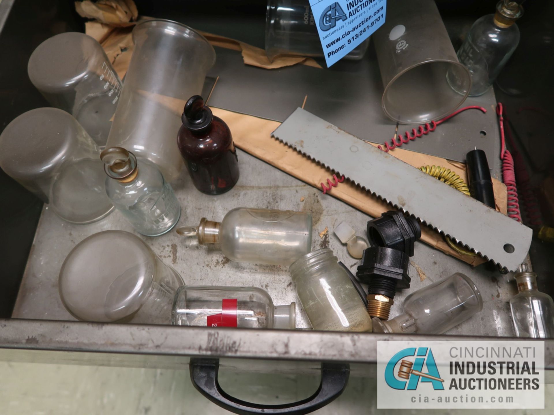 CABINET AND CONTENTS IN LAB INCLUDING MISCELLANEOUS LAB GLASS, BALANCERS, SAMPLING TOOLS, HOT PLATE - Image 5 of 8