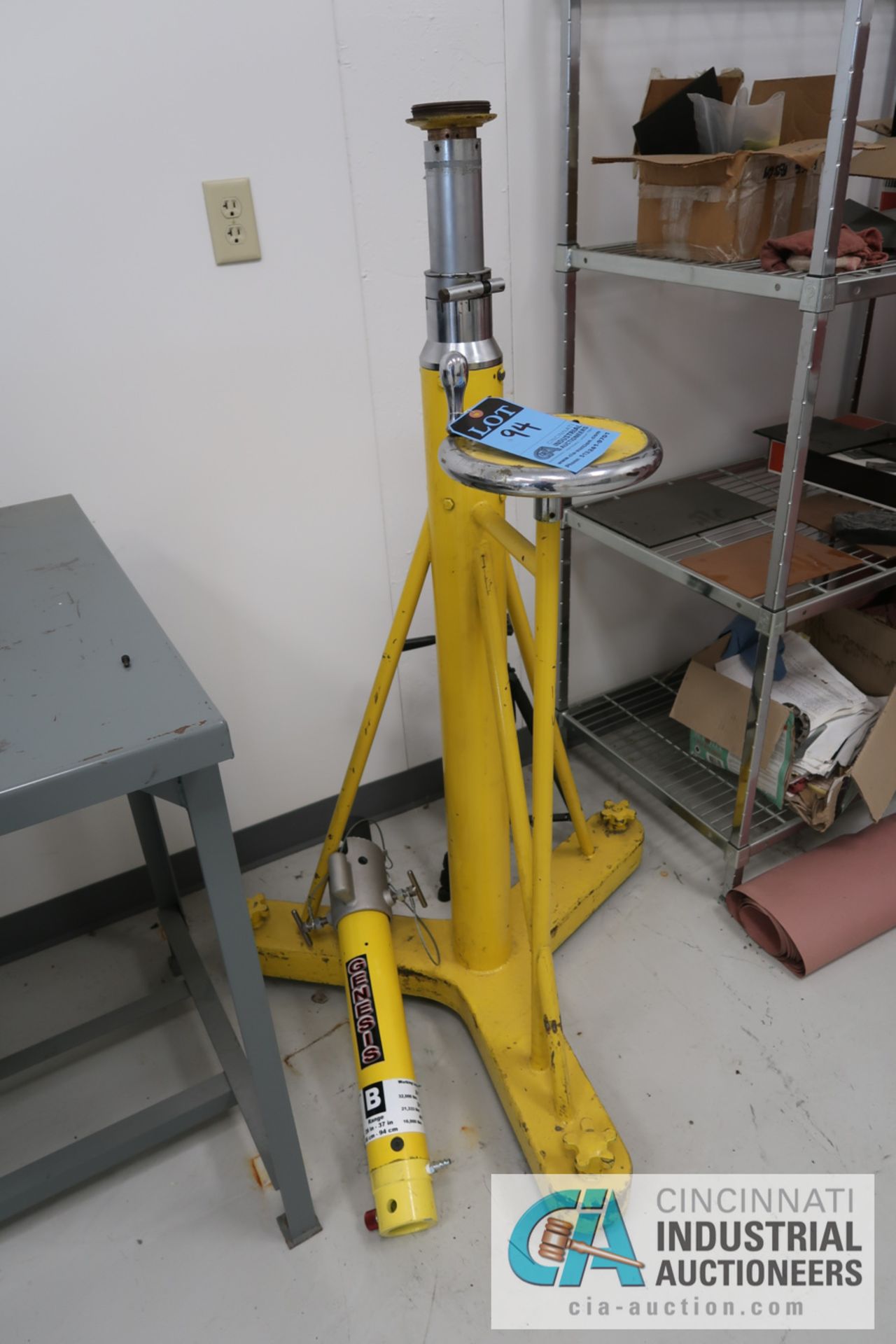 GENESIS PNEUMATIC ADJUSTABLE HEIGHT STAND