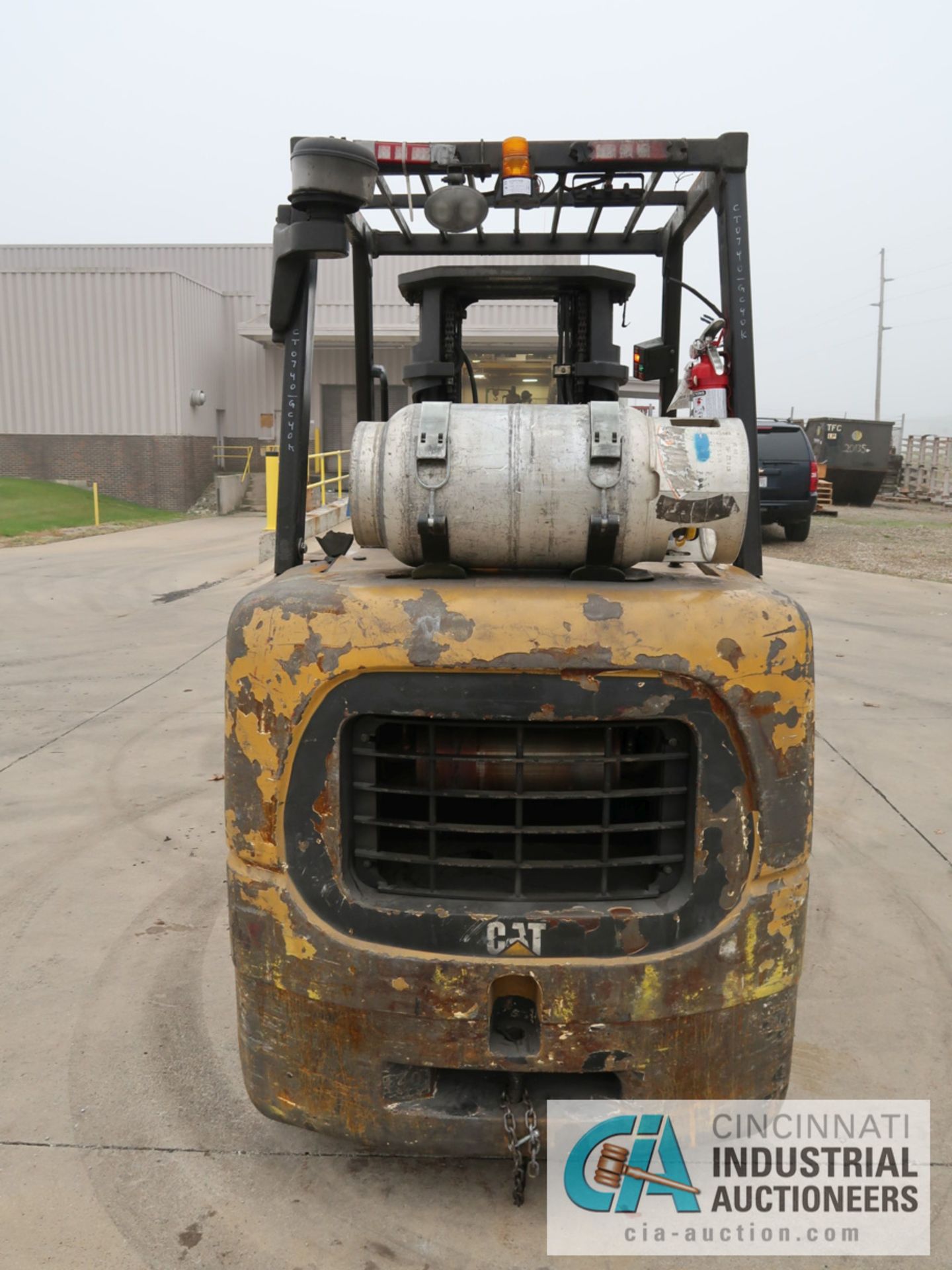 8,000 LB CATERPILLAR MODEL GC40K LP GAS SOLID TIRE LIFT TRUCK; S/N AT87B00740, 3-STAGE MAST, 86" - Image 6 of 11