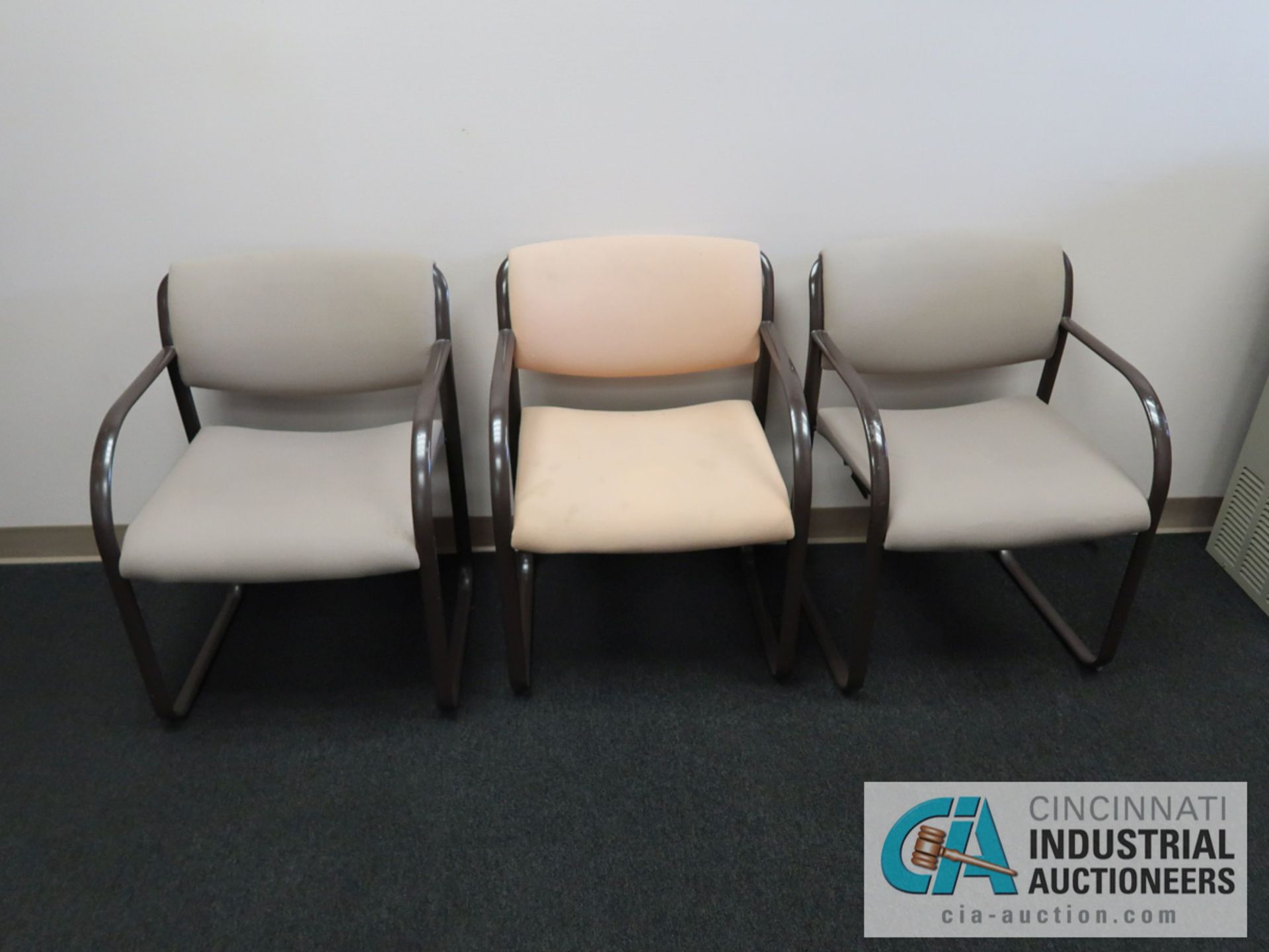 (LOT) LOBBY FURNITURE INCLUDING 6 CHAIRS, TABLE, DISPLAY CASE