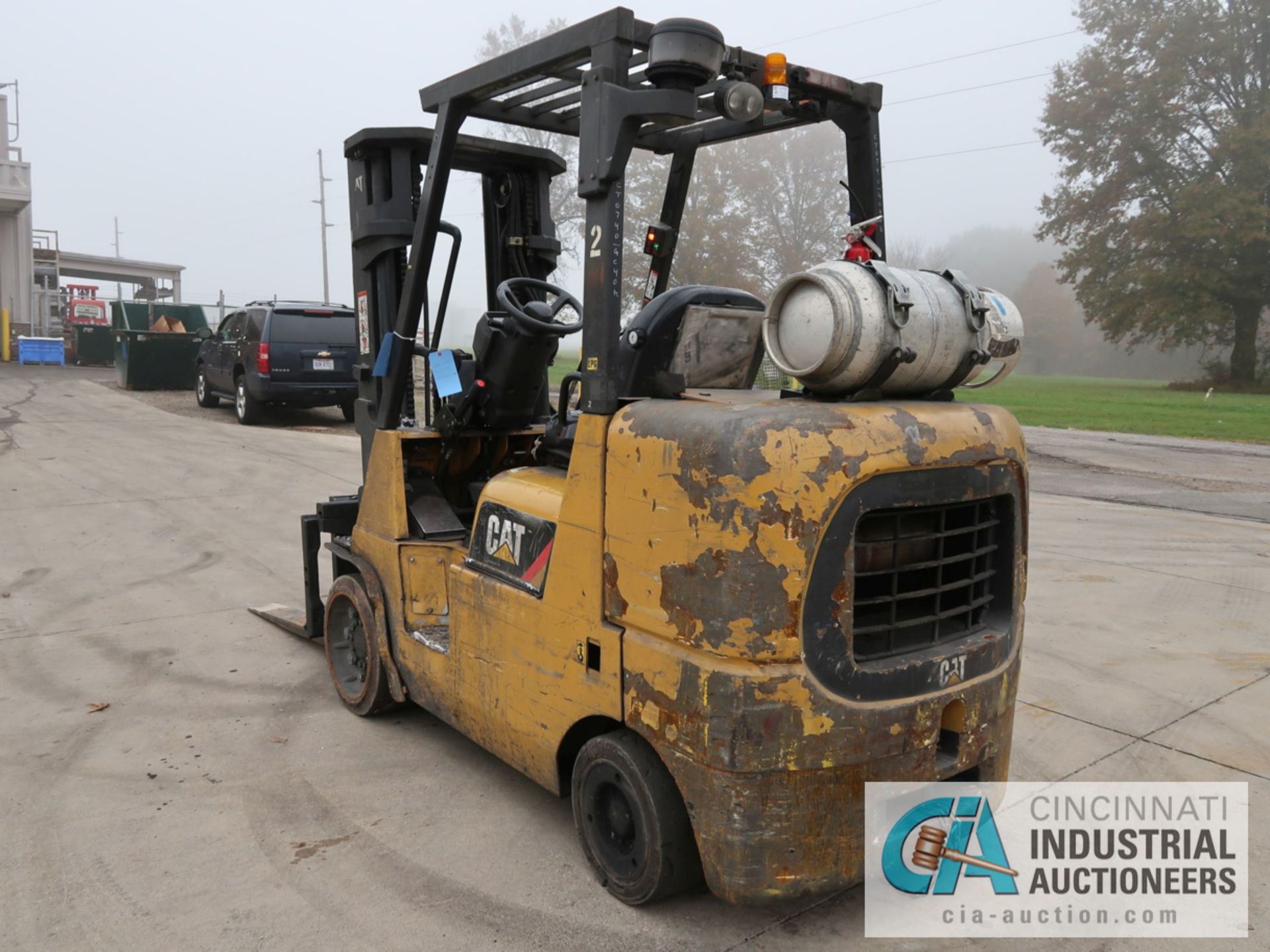 8,000 LB CATERPILLAR MODEL GC40K LP GAS SOLID TIRE LIFT TRUCK; S/N AT87B00740, 3-STAGE MAST, 86" - Image 7 of 11