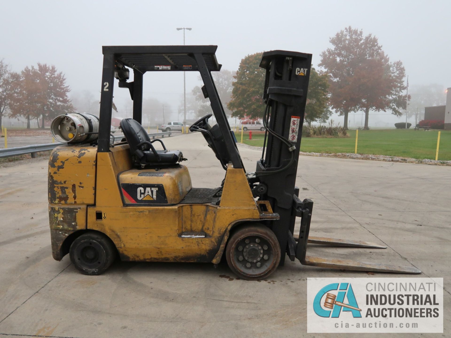 8,000 LB CATERPILLAR MODEL GC40K LP GAS SOLID TIRE LIFT TRUCK; S/N AT87B00740, 3-STAGE MAST, 86" - Image 4 of 11