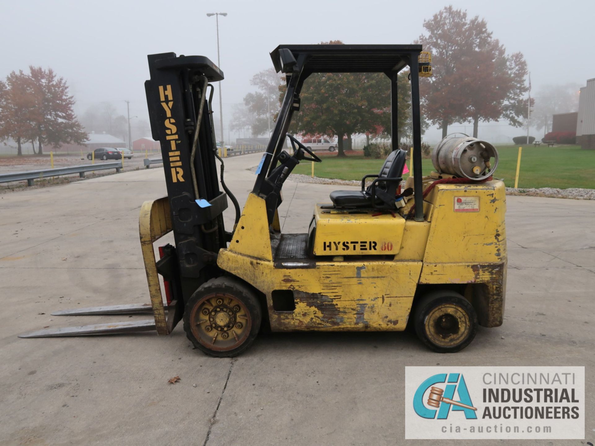 8,000 LB HYSTER MODEL S80XL LP GAS SOLID TIRE LIFT TRUCK; S/N D004V02674K, 3-STAGE MAST, 83" MAST - Image 8 of 11