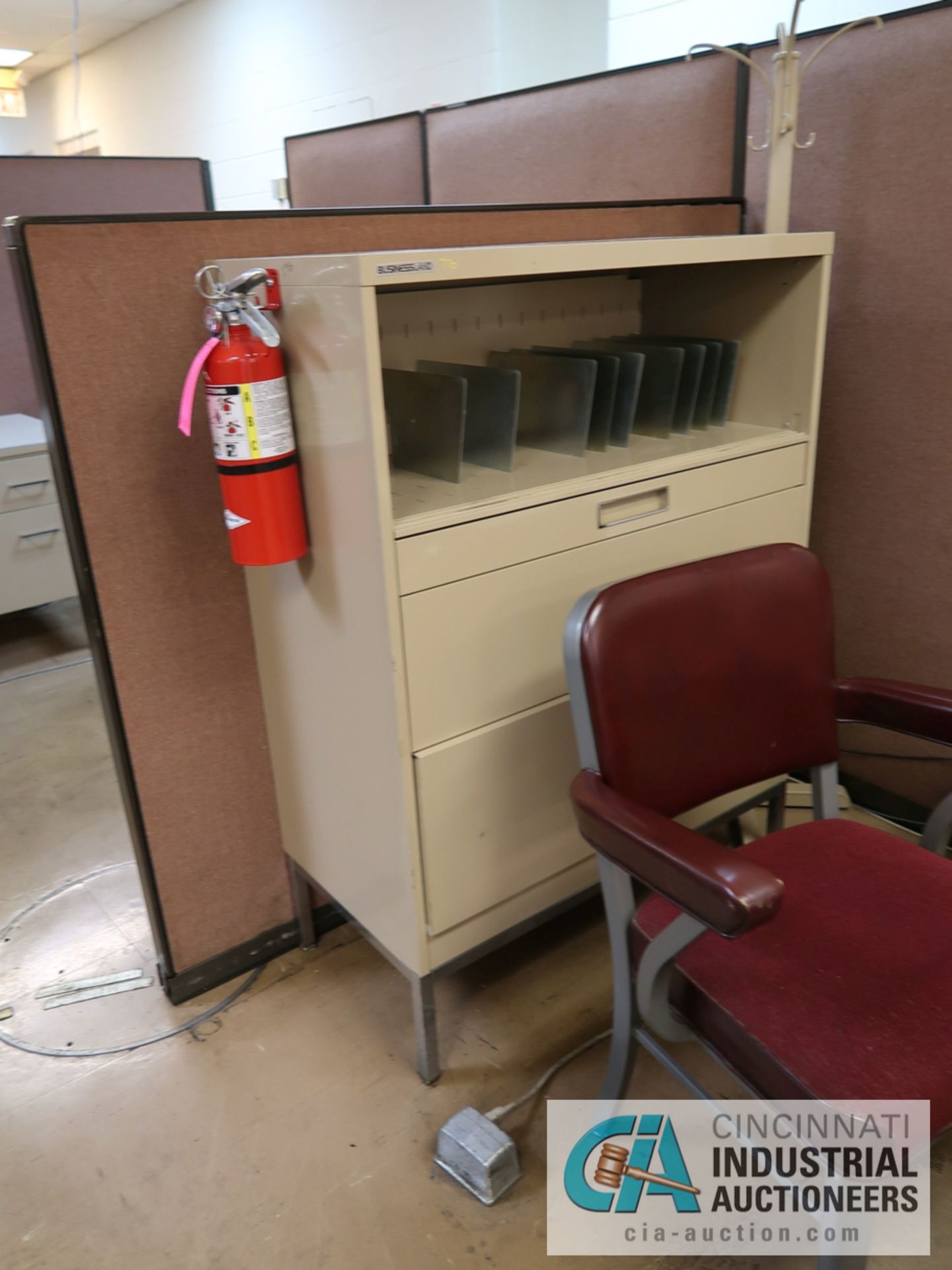 (LOT) FURNITURE IN CUBICAL INCLUDING (3) DESKS AND (2) CABINETS - Image 4 of 4