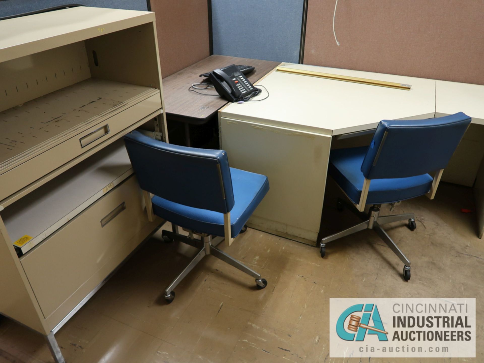 (LOT) FURNITURE IN CUBICLE INCLUDING (2) DESKS, (2) CABINETS, TABLE