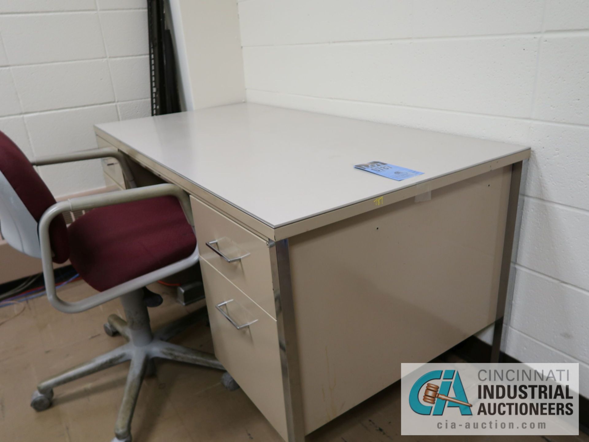 (LOT) FURNITURE IN CUBICLE INCLUDING (2) DESKS, (2) CABINETS, TABLE - Image 3 of 3