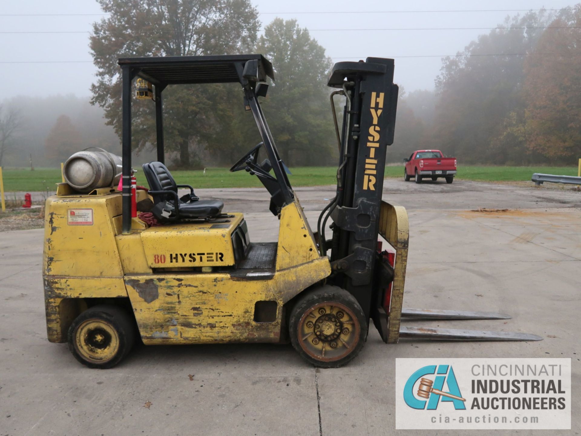 8,000 LB HYSTER MODEL S80XL LP GAS SOLID TIRE LIFT TRUCK; S/N D004V02674K, 3-STAGE MAST, 83" MAST - Image 4 of 11