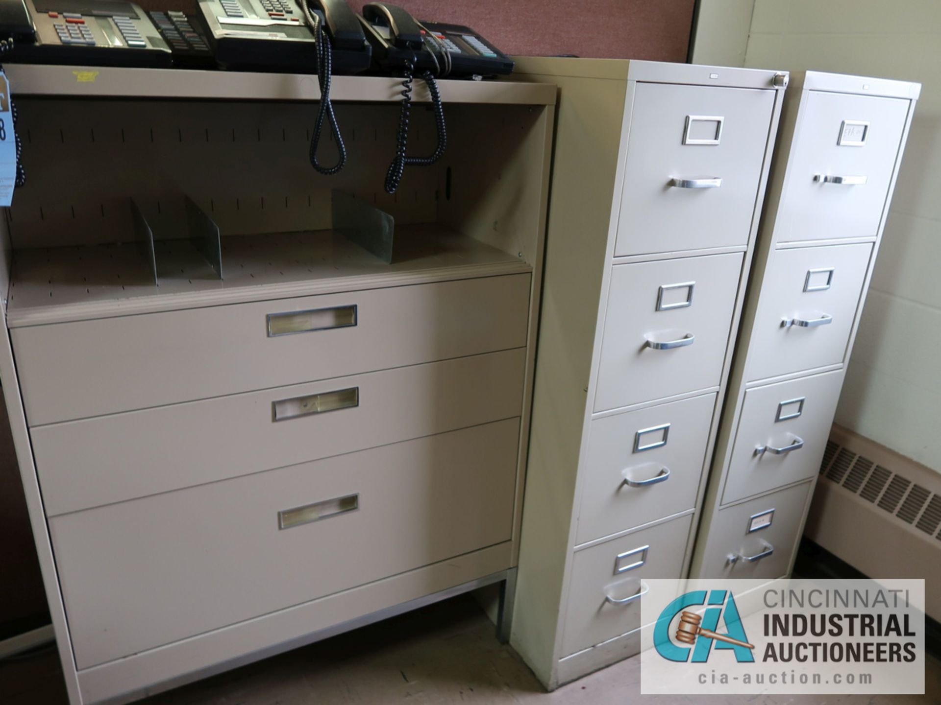 (LOT) FURNITURE IN CUBICLE INCLUDING (2) DESKS, (5) CABINETS - Image 4 of 4