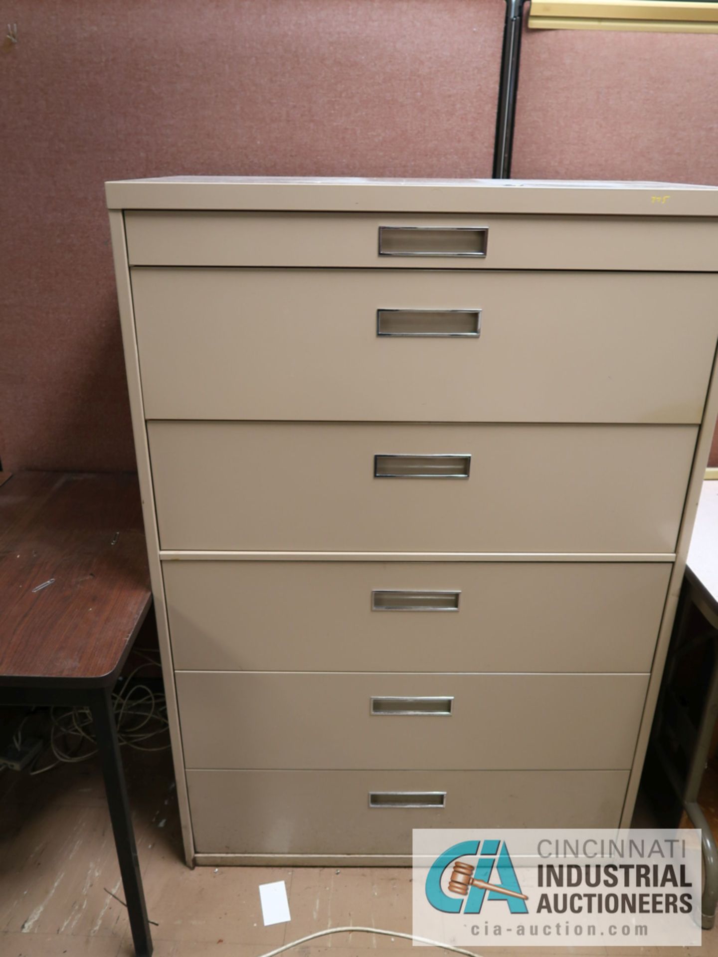 (LOT) FURNITURE IN CUBICLE INCLUDING (3) DESKS, (3) TABLES, (3) CABINETS - Image 2 of 4