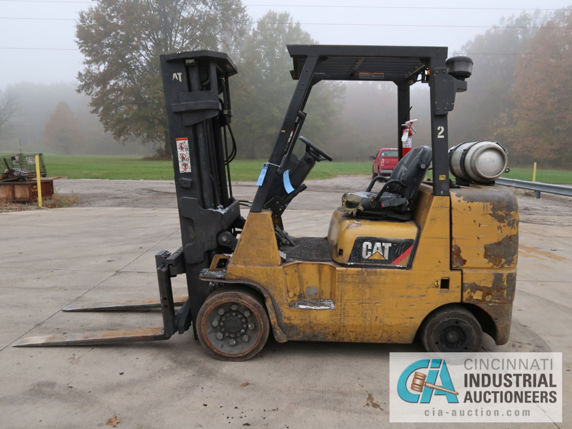 8,000 LB CATERPILLAR MODEL GC40K LP GAS SOLID TIRE LIFT TRUCK; S/N AT87B00740, 3-STAGE MAST, 86" - Image 8 of 11