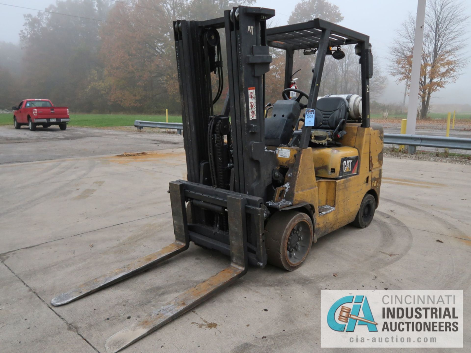 8,000 LB CATERPILLAR MODEL GC40K LP GAS SOLID TIRE LIFT TRUCK; S/N AT87B00740, 3-STAGE MAST, 86"