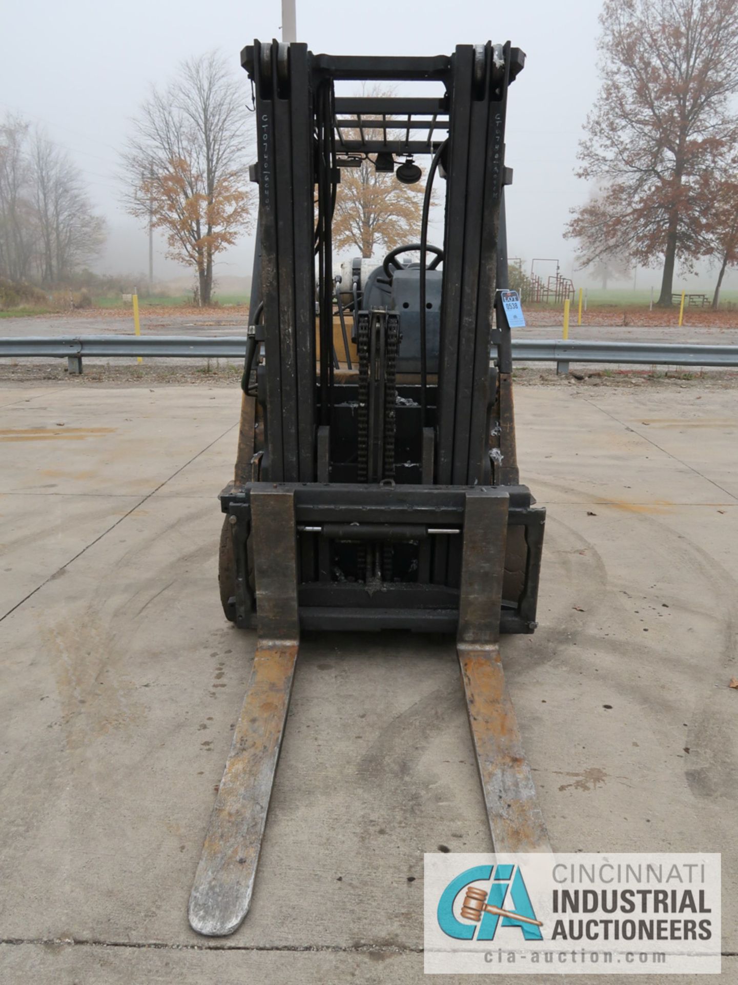 8,000 LB CATERPILLAR MODEL GC40K LP GAS SOLID TIRE LIFT TRUCK; S/N AT87B00740, 3-STAGE MAST, 86" - Image 2 of 11