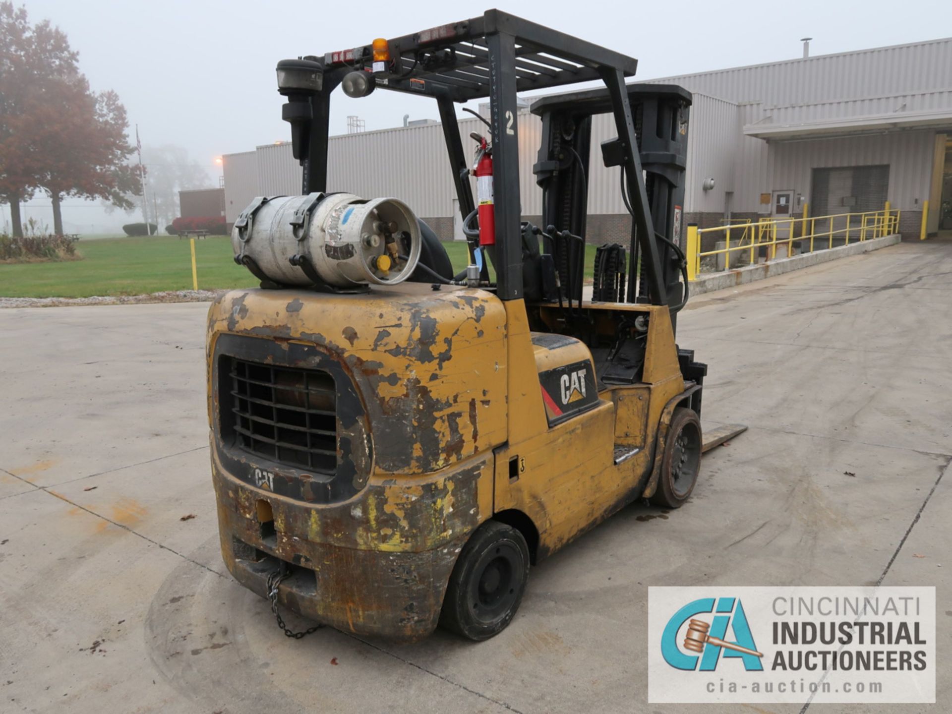 8,000 LB CATERPILLAR MODEL GC40K LP GAS SOLID TIRE LIFT TRUCK; S/N AT87B00740, 3-STAGE MAST, 86" - Image 5 of 11