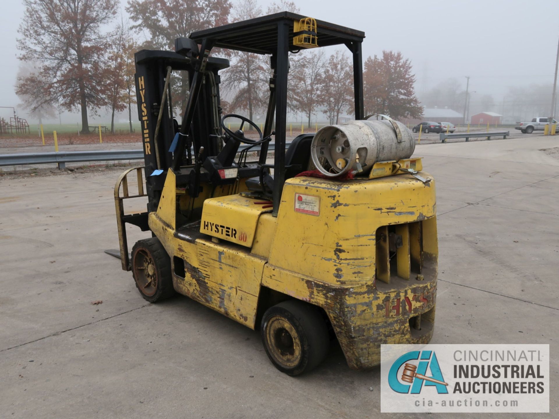 8,000 LB HYSTER MODEL S80XL LP GAS SOLID TIRE LIFT TRUCK; S/N D004V02674K, 3-STAGE MAST, 83" MAST - Image 7 of 11