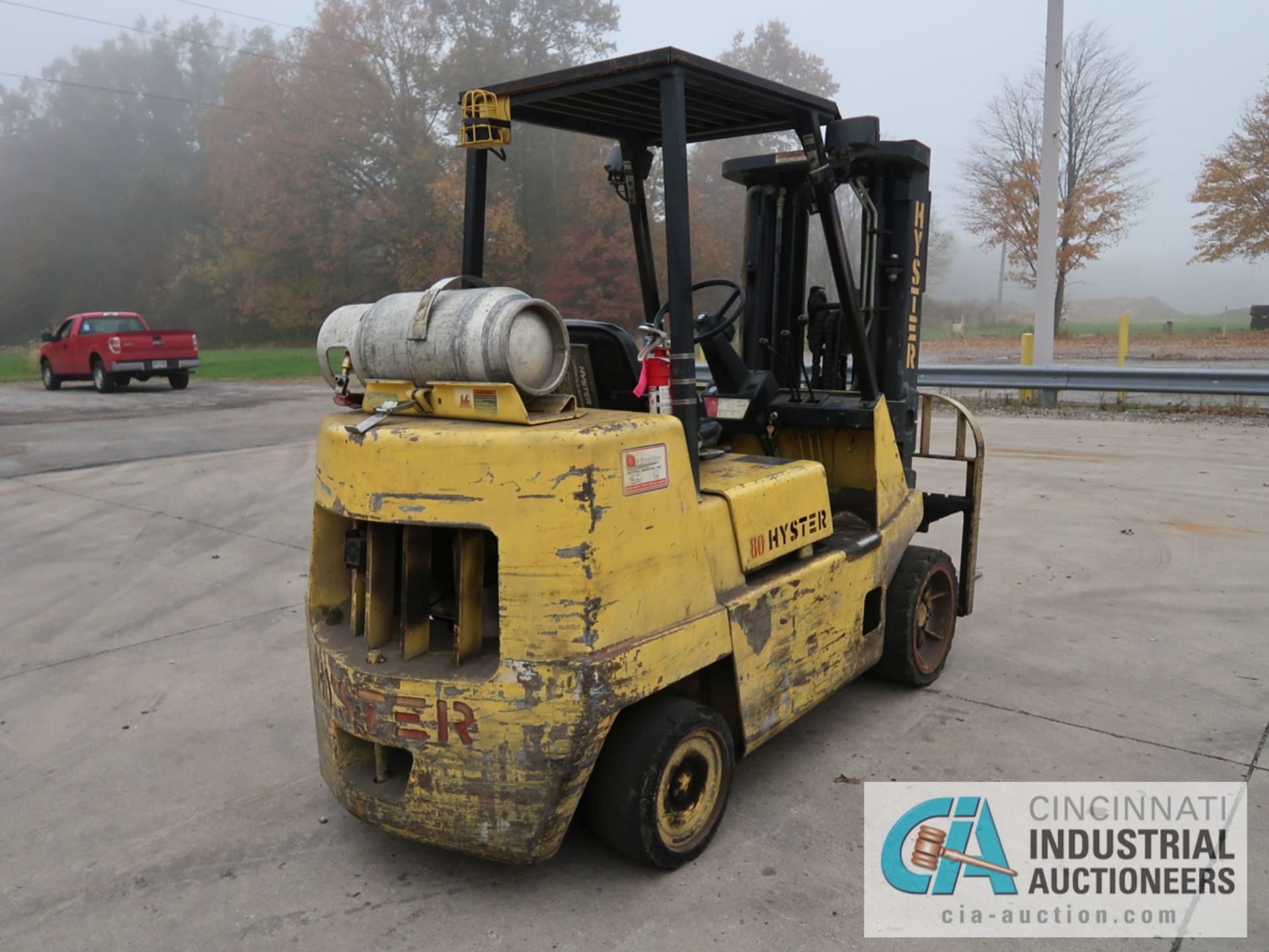 8,000 LB HYSTER MODEL S80XL LP GAS SOLID TIRE LIFT TRUCK; S/N D004V02674K, 3-STAGE MAST, 83" MAST - Image 5 of 11