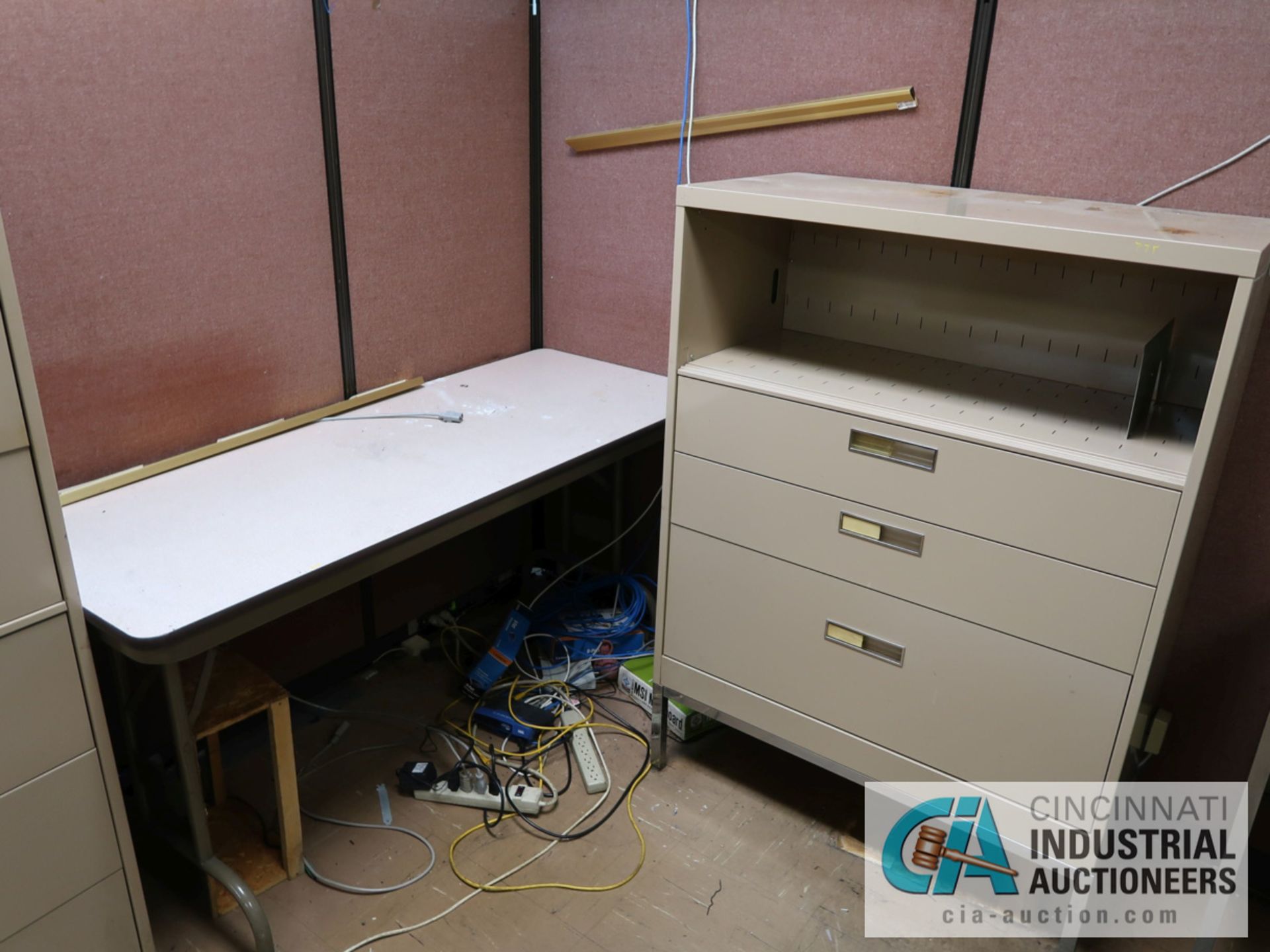 (LOT) FURNITURE IN CUBICLE INCLUDING (3) DESKS, (3) TABLES, (3) CABINETS - Image 3 of 4